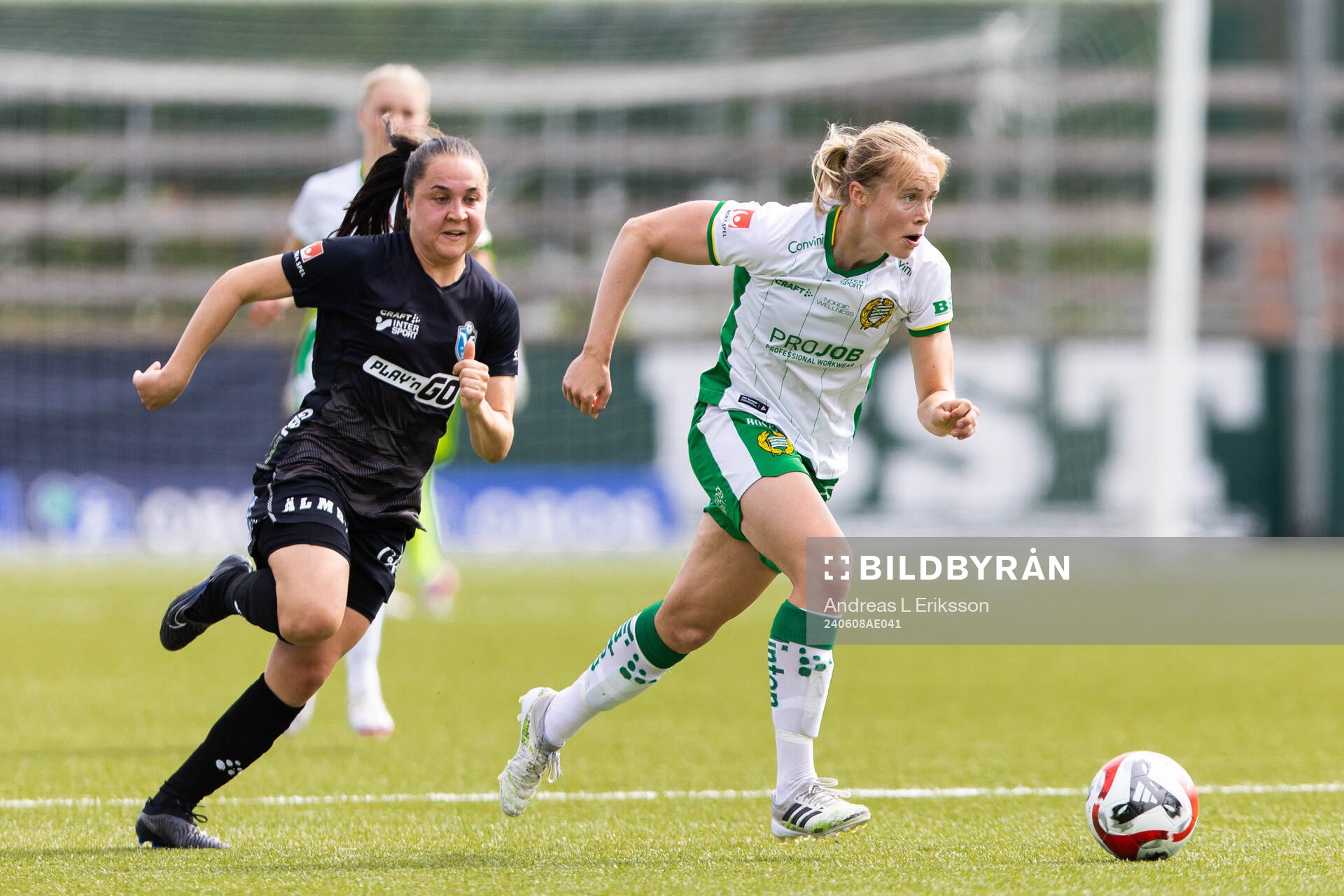 Växjö DFFs Heidi Elisabeth Ellingsen och Hammarbys Julie