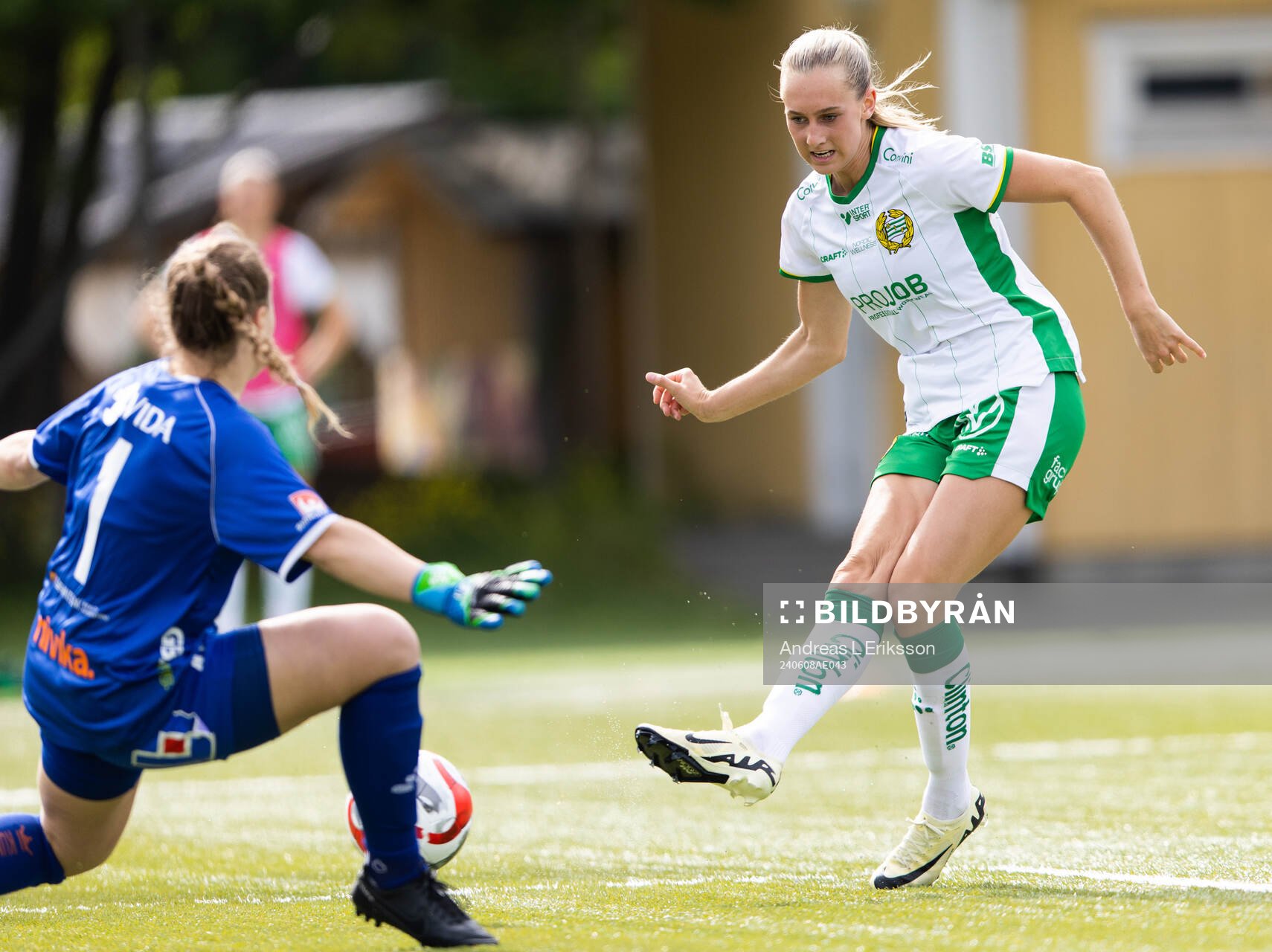 Växjö DFFs målvakt Maja Bay Østergaard räddar ett friläge från Hammarbys Ellen Wangerheim under fotbollsmatchen i Damallsvenskan mellan Hammarby och Växjö DFF den 8 juni 2024 i Stockholm.
