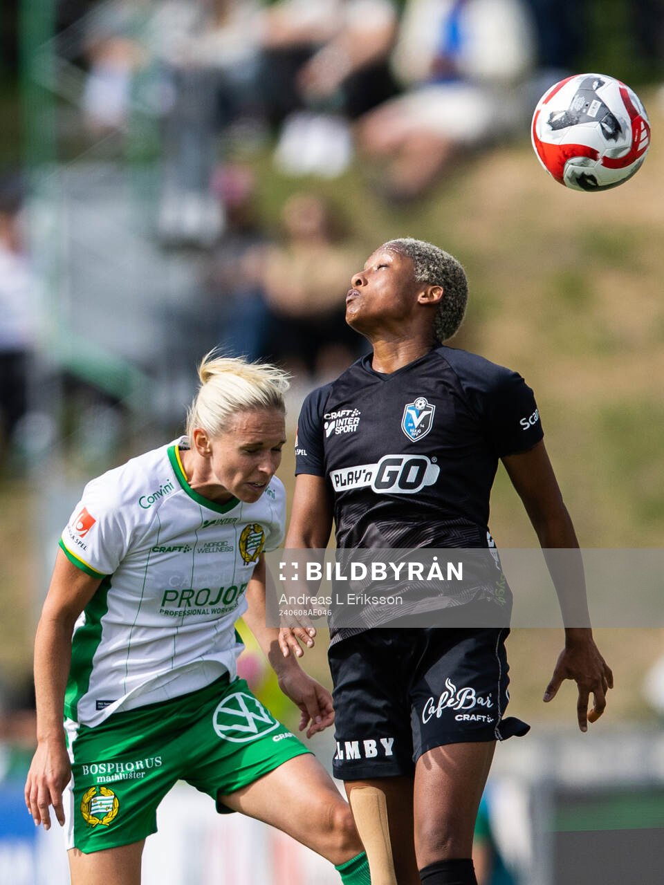 Hammarbys Jonna Andersson i en nickduell med Växjö DFFs Eva Dessislava Dupuy under fotbollsmatchen i Damallsvenskan mellan Hammarby och Växjö DFF den 8 juni 2024 i Stockholm.
