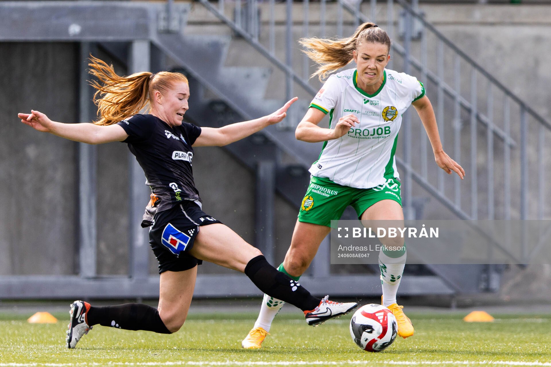 Växjö DFFs Tilde Johansson och Hammarbys Emma Westin