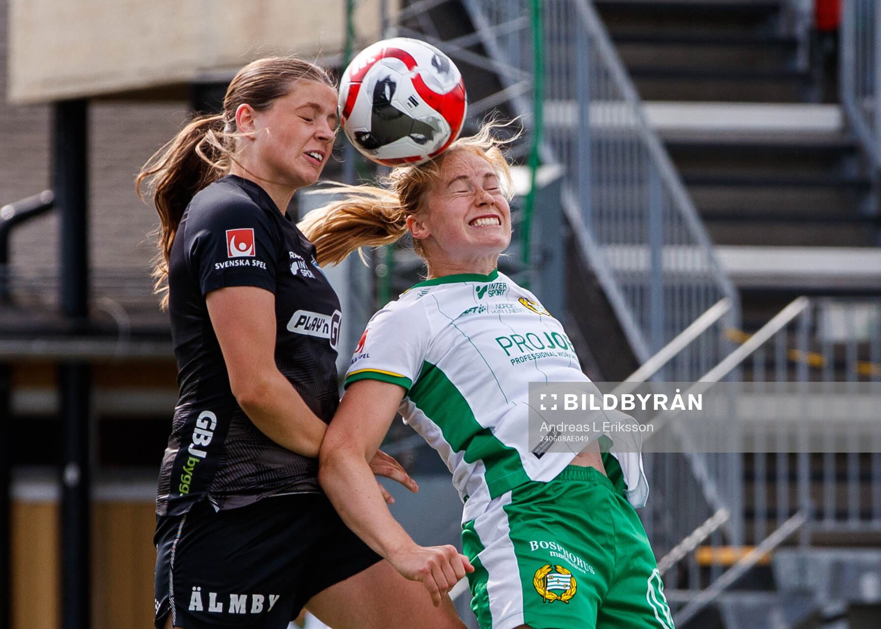 Växjö DFFs Emma Holmqvist i en nickduell med Hammarbys Julie Blakstad under fotbollsmatchen i Damallsvenskan mellan Hammarby och Växjö DFF den 8 juni 2024 i Stockholm.
