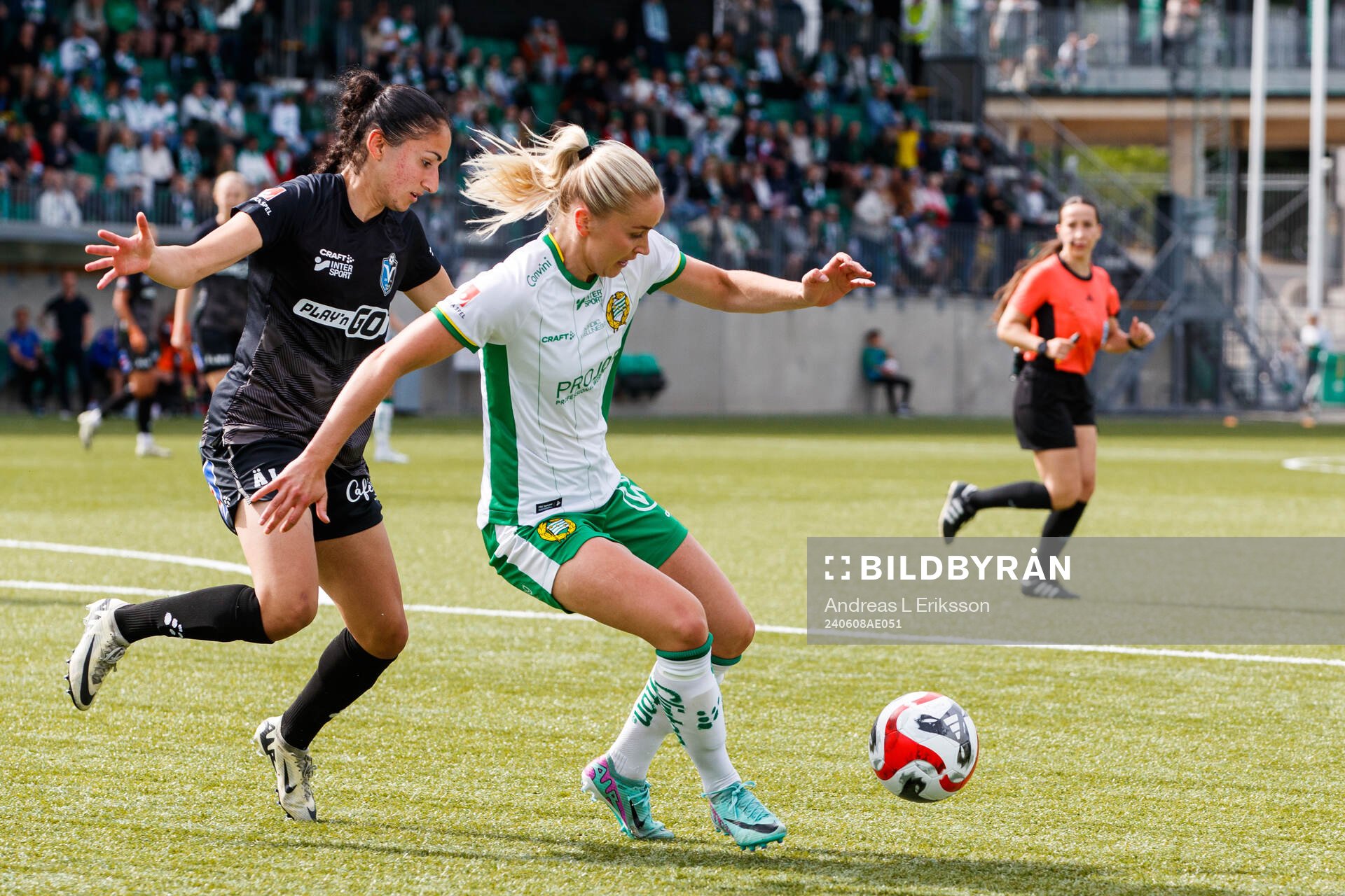 Växjö DFFs Nesrin Akgun och Hammarbys Anna Jøsendal