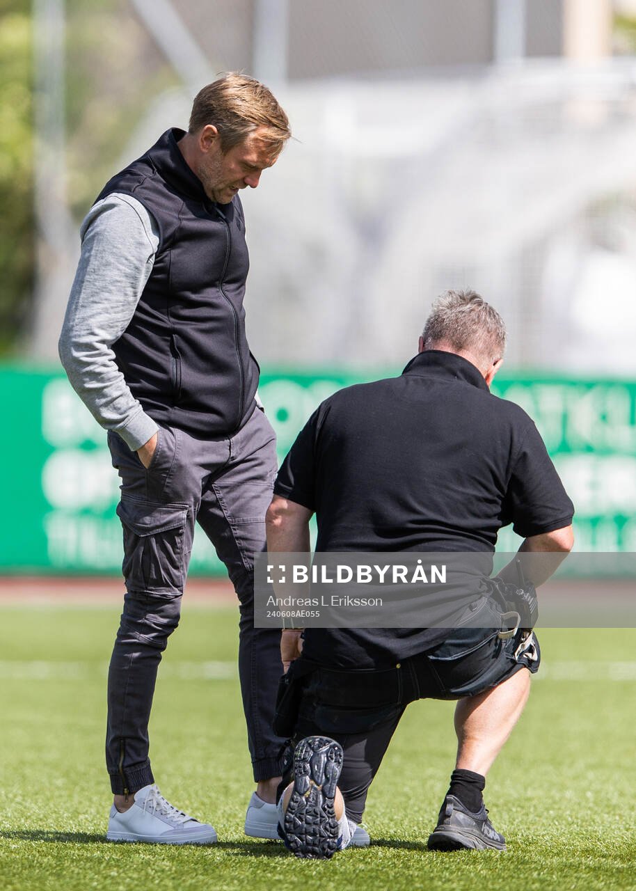 Hammarbys tränare Martin Sjögren inspekterar planen tillsammans med en banskötare innan fotbollsmatchen i Damallsvenskan mellan Hammarby och Växjö DFF den 8 juni 2024 i Stockholm. 