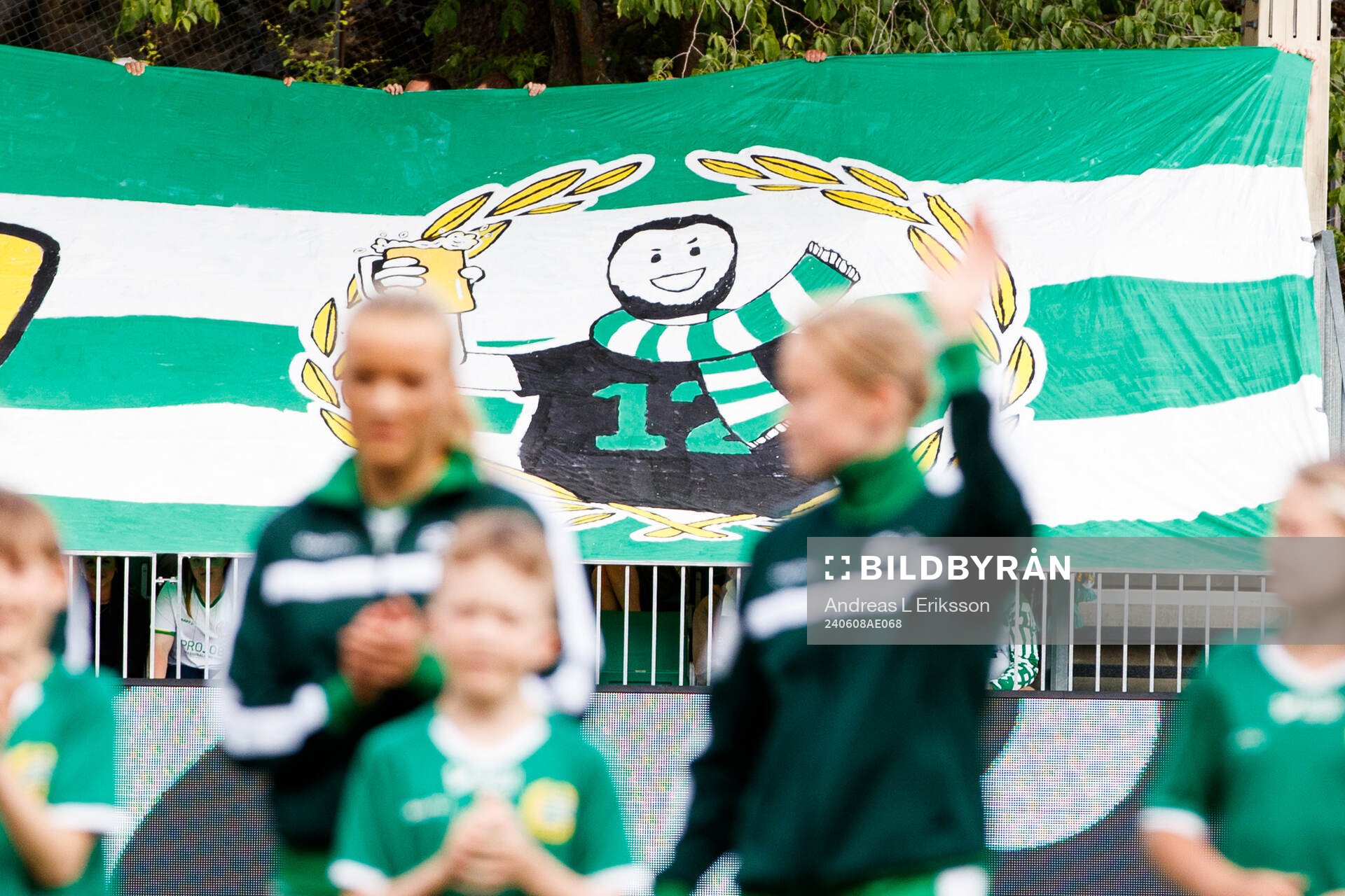 En bit av ett TIFO innan fotbollsmatchen i Damallsvenskan