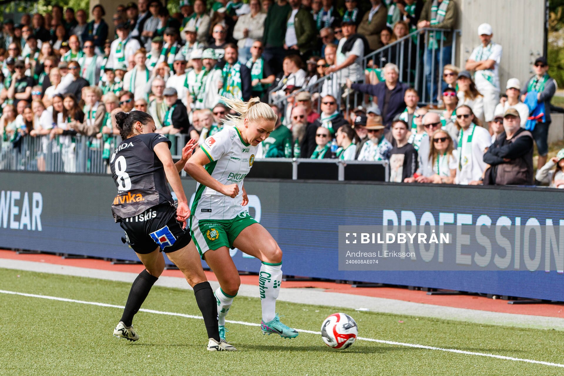 Växjö DFFs Nesrin Akgun och Hammarbys Anna Jøsendal