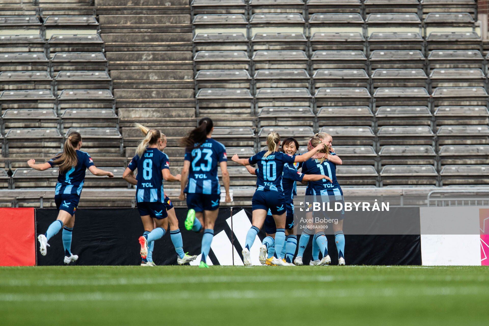 Djurgårdens Zara Jönsson jublar med lagkamrater