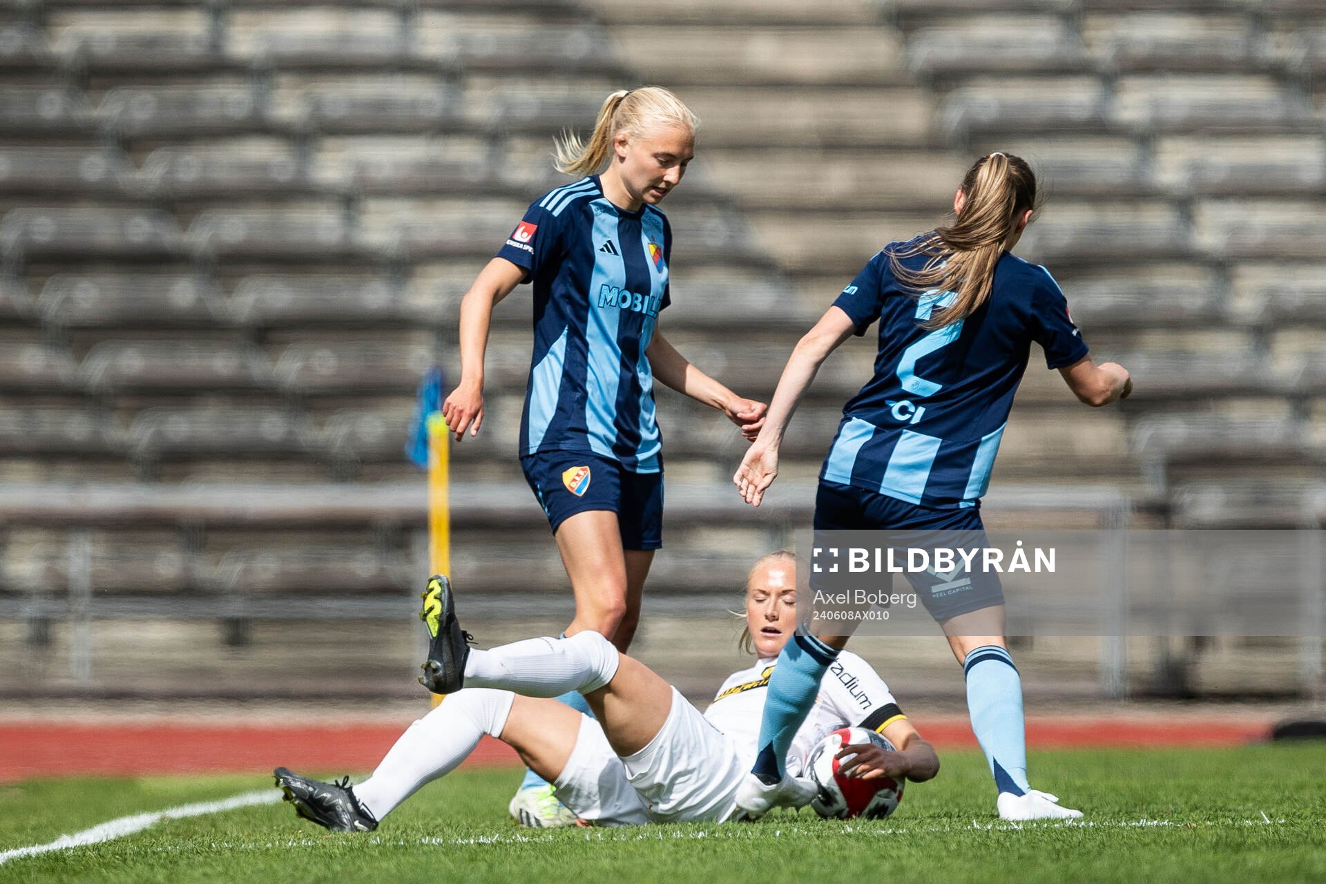 Djurgårdens Stinalisa Johansson och Ebba Hed mot AIKs Moa