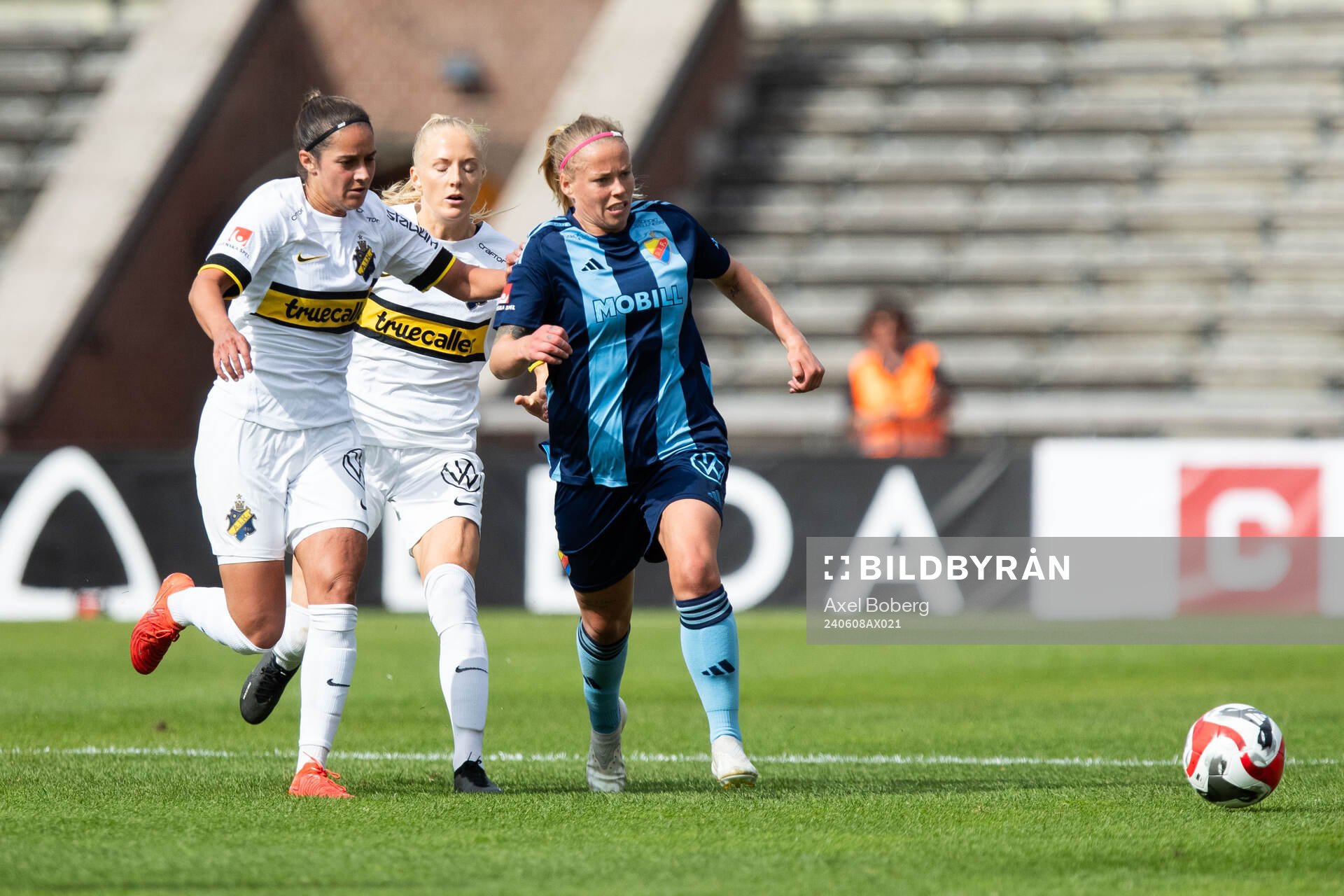 AIKs Michelle Rojas Flores och Djurgårdens Therese Åsland