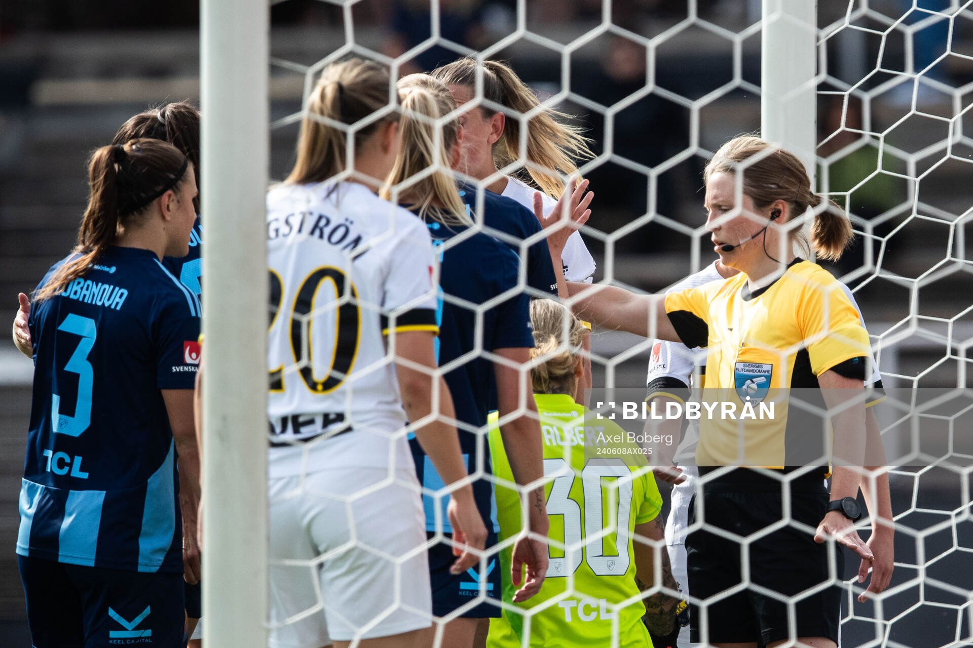 Djurgårdens målvakt Katelin Talbert och domare Sara