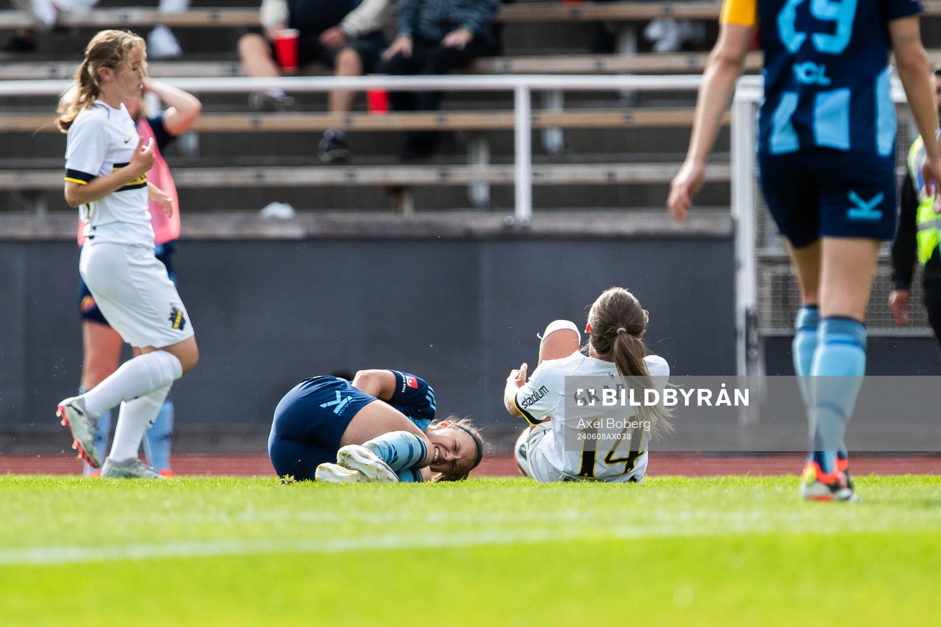 Djurgårdens Alexsandra Lobanova och AIKs Adelisa Grabus under fotbollsmatchen i Damallsvenskan mellan Djurgården och AIK den 8 juni 2024 i Stockholm.