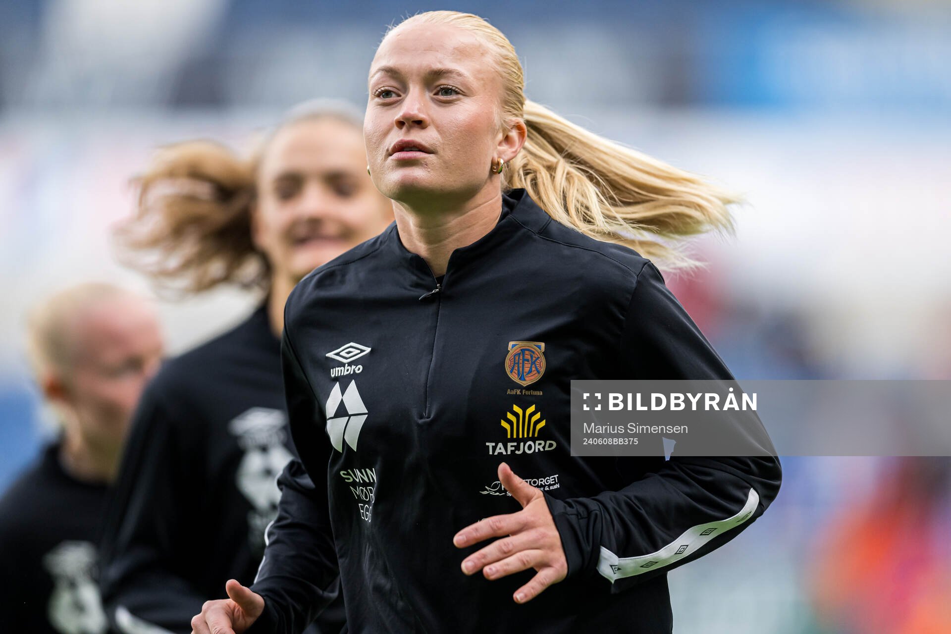 Mette Osvold Muri of AaFK Fortuna warms up