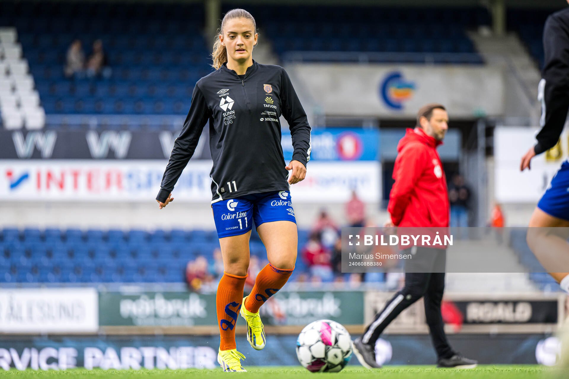 Guro Hammer Røn of AaFK Fortuna warms up