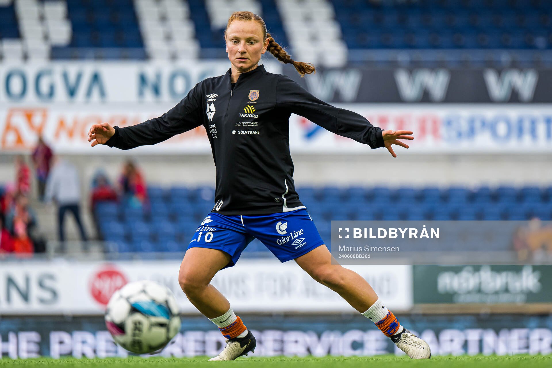 Laura Gashi of AaFK Fortuna warms up
