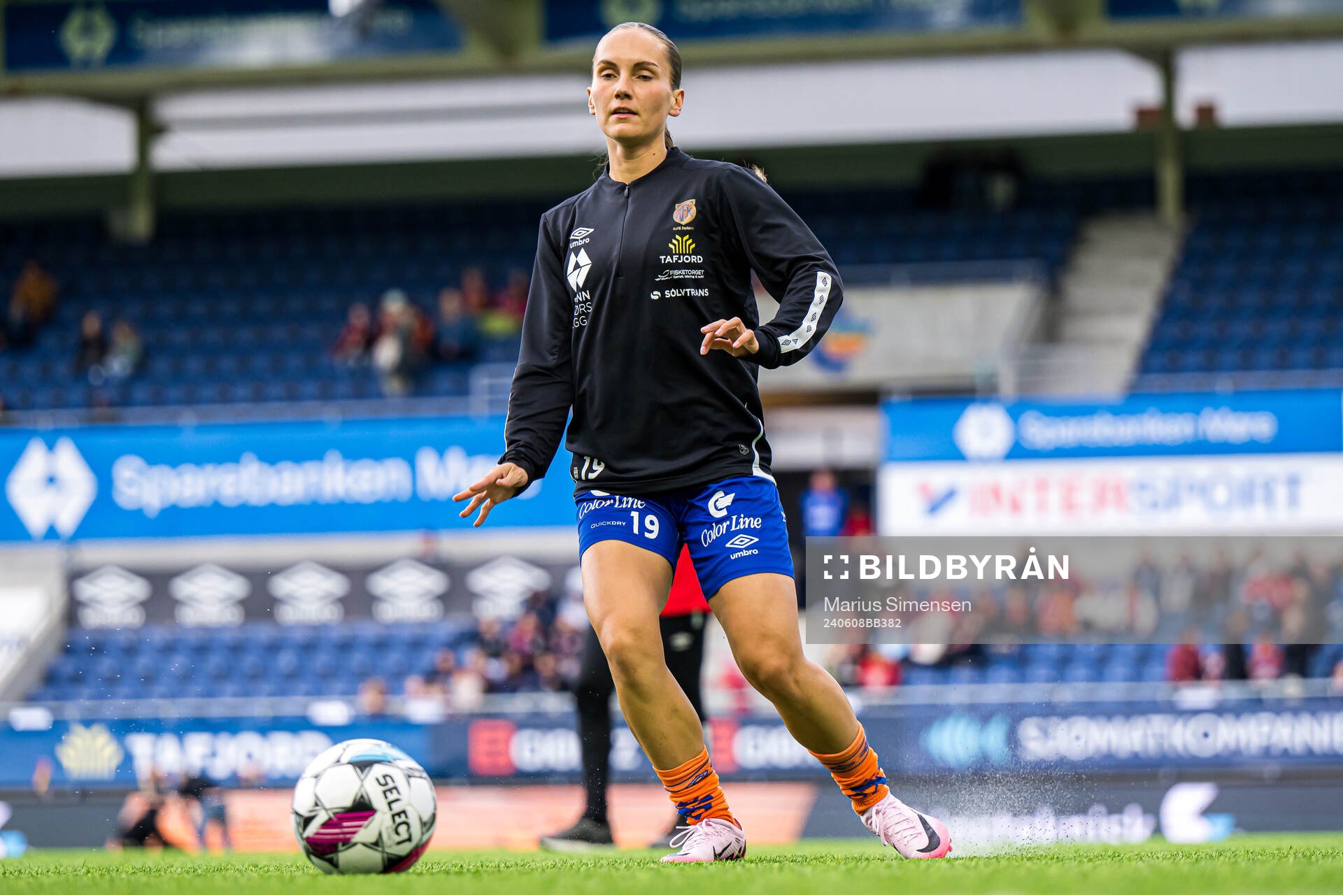 Maria Herdel Pedersen of AaFK Fortuna warms up