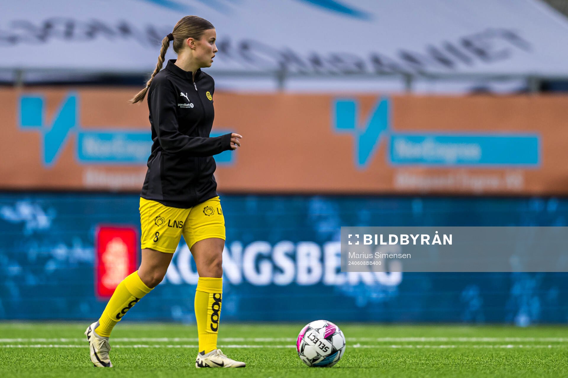 Mathea Meyer Theting of Bodø/Glimt warms up ahead of the 1. division football match between AaFK Fortuna and Bodø/Glimt on June 8, 2024 in Ålesund.