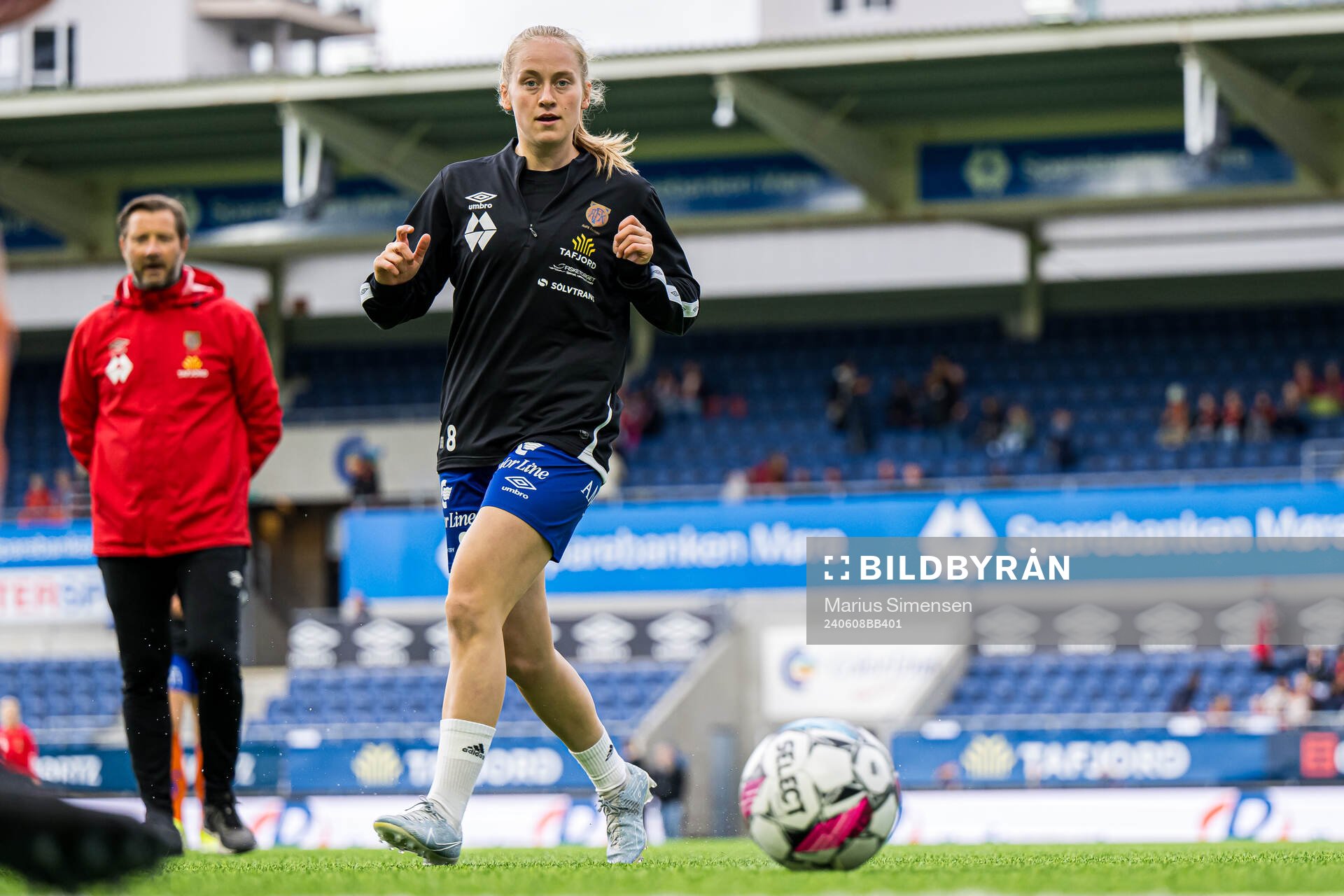 Ingeborg Skretting of AaFK Fortuna warms up