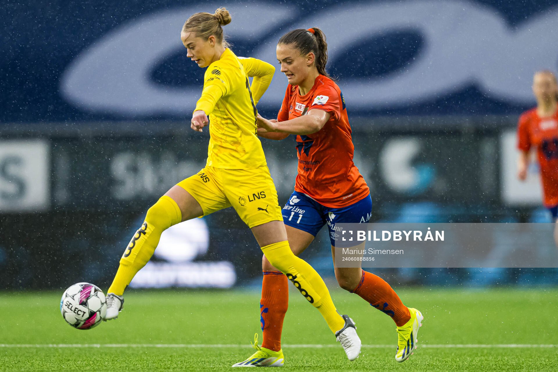 Sara Elise Berg of Bodø/Glimt and Guro Hammer Røn of AaFK