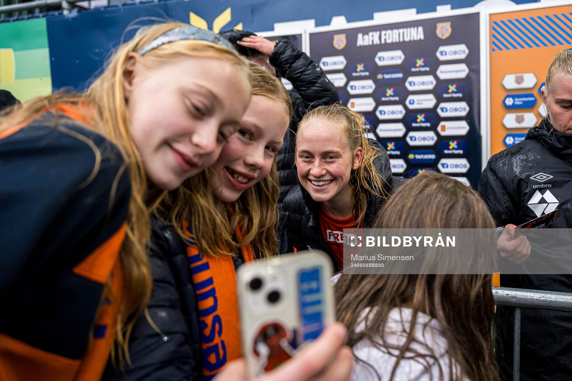 Ingeborg Skretting of AaFK Fortuna taking a selfie with a fan after the 1. division football match between AaFK Fortuna and Bodø/Glimt on June 8, 2024 in Ålesund.