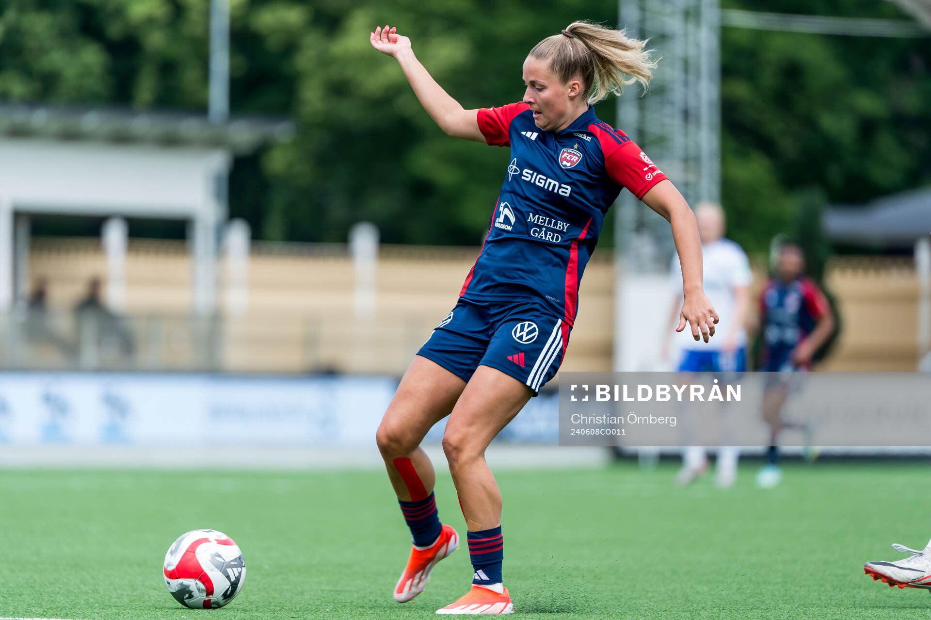 FC Rosengårds Olivia Holdt gör 1-0 under fotbollsmatchen i Damallsvenskan mellan FC Rosengård och IFK Norrköping den 8 juni 2024 i Malmö.