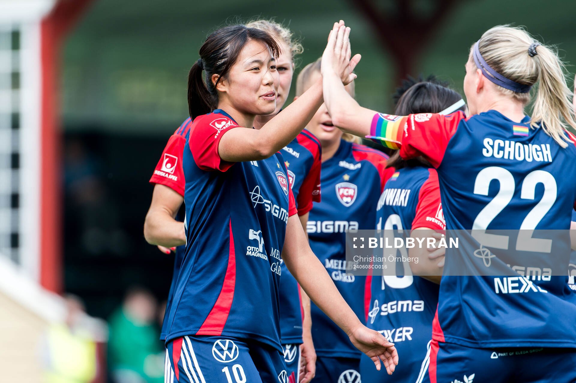 FC Rosengårds Momoko Tanikawa jublar med Olivia Schough