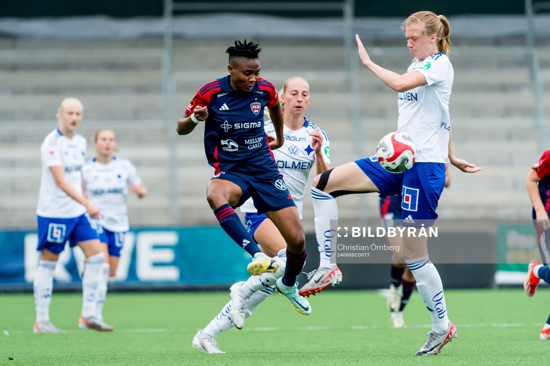 FC Rosengårds Halimatu Ibrahim Ayinde och IFK Norrköpings Ebba Handfast under fotbollsmatchen i Damallsvenskan mellan FC Rosengård och IFK Norrköping den 8 juni 2024 i Malmö.