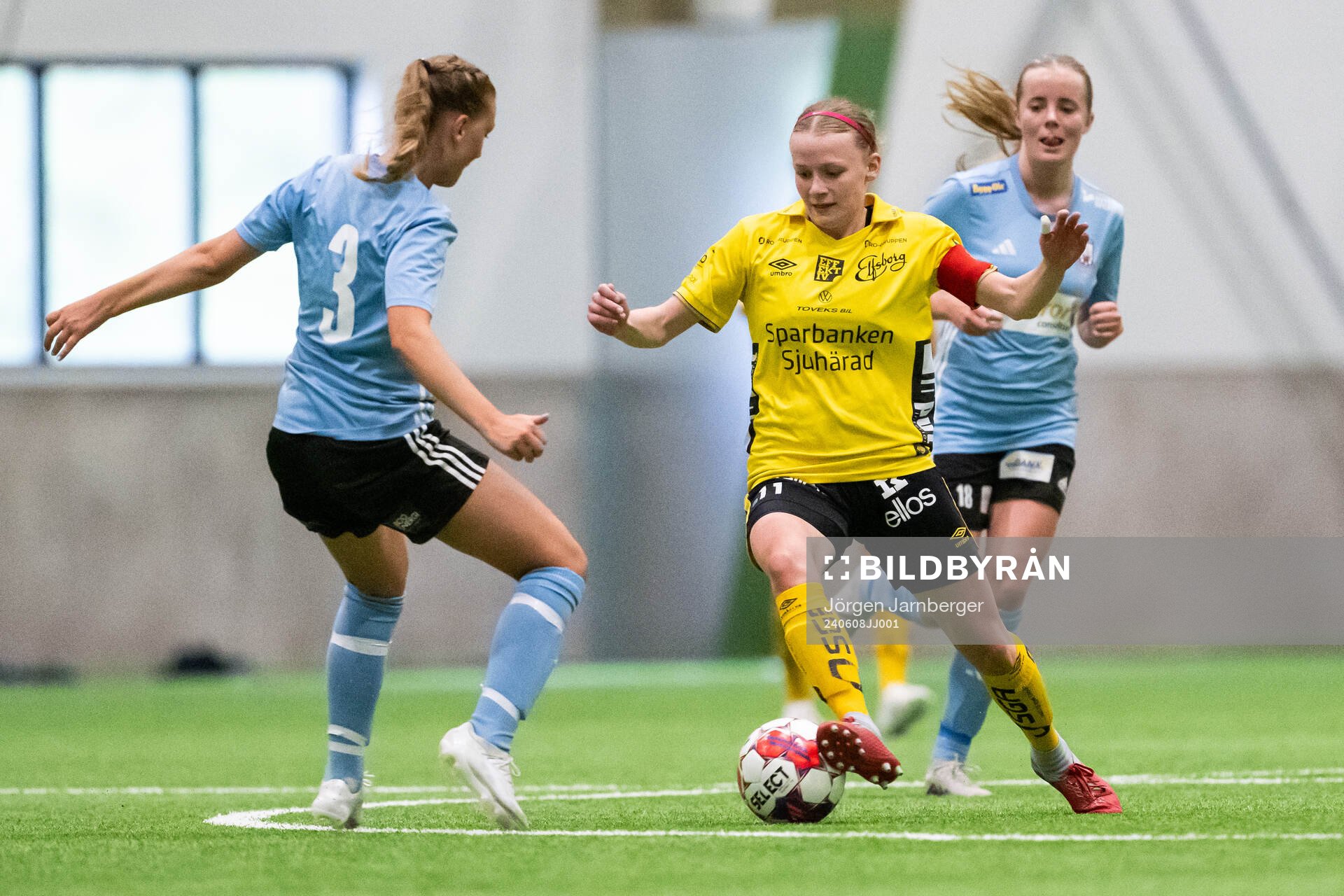 Boo FFs Greta Ståhl Bryggö och Elfsborgs Leann Nyström under fotbollsmatchen i Division 1 Mellersta mellan Elfsborg och Boo FF den 8 juni 2024 i Borås.