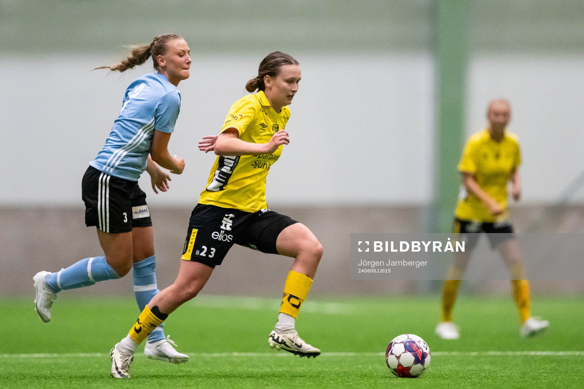 Boo FFs Greta Ståhl Bryggö och Elfsborgs Ellen Nilsson under fotbollsmatchen i Division 1 Mellersta mellan Elfsborg och Boo FF den 8 juni 2024 i Borås.