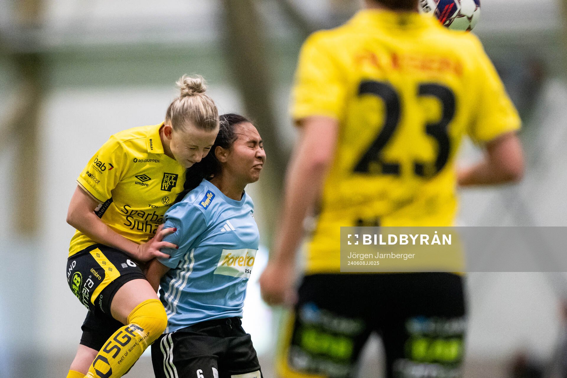 Elfsborgs Hanna Gunnarsson och Boo FFs Nicole Ruiz Granados under fotbollsmatchen i Division 1 Mellersta mellan Elfsborg och Boo FF den 8 juni 2024 i Borås.