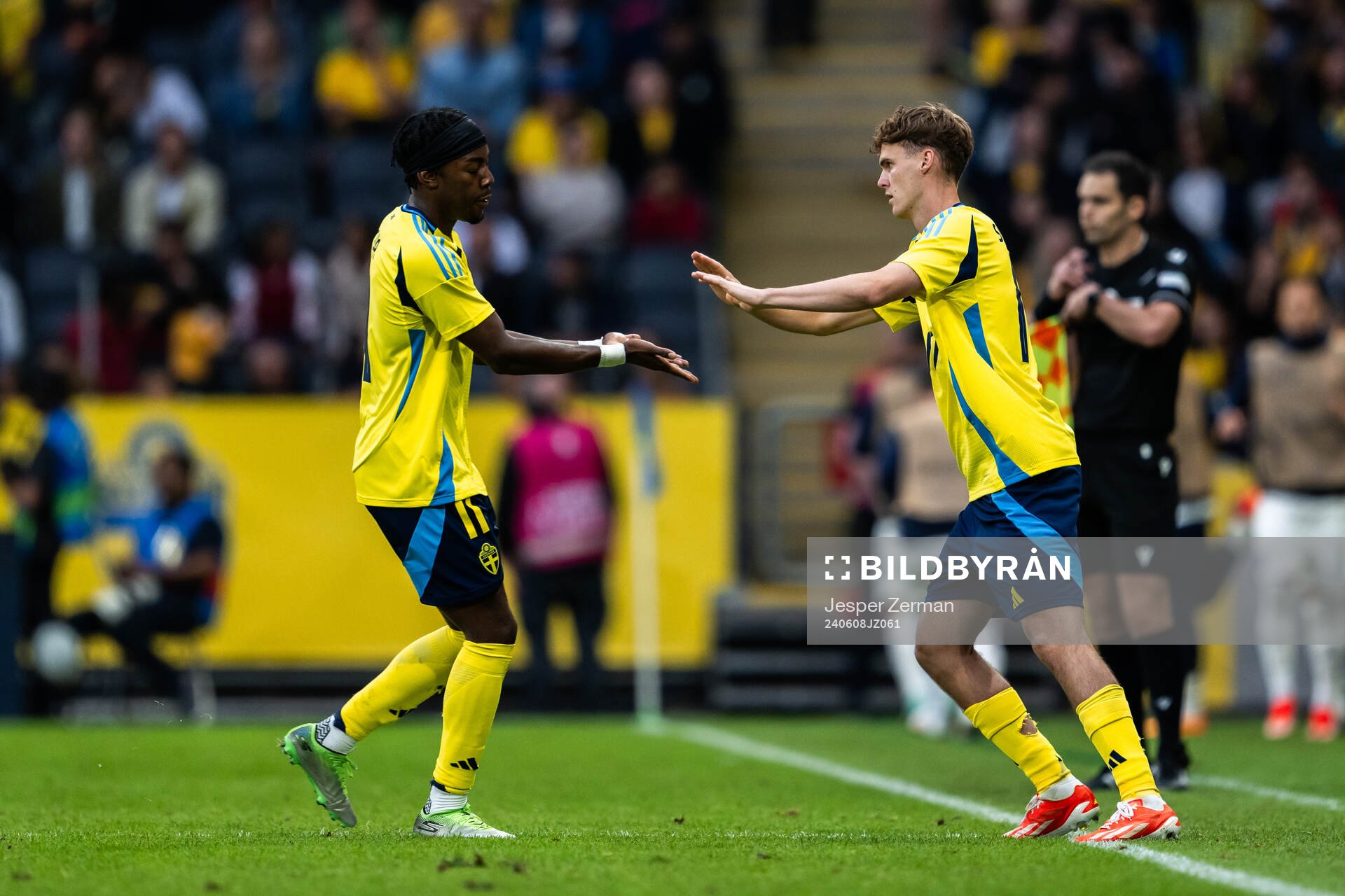 Anthony Elanga changes with Williot Swedberg  of Sweden