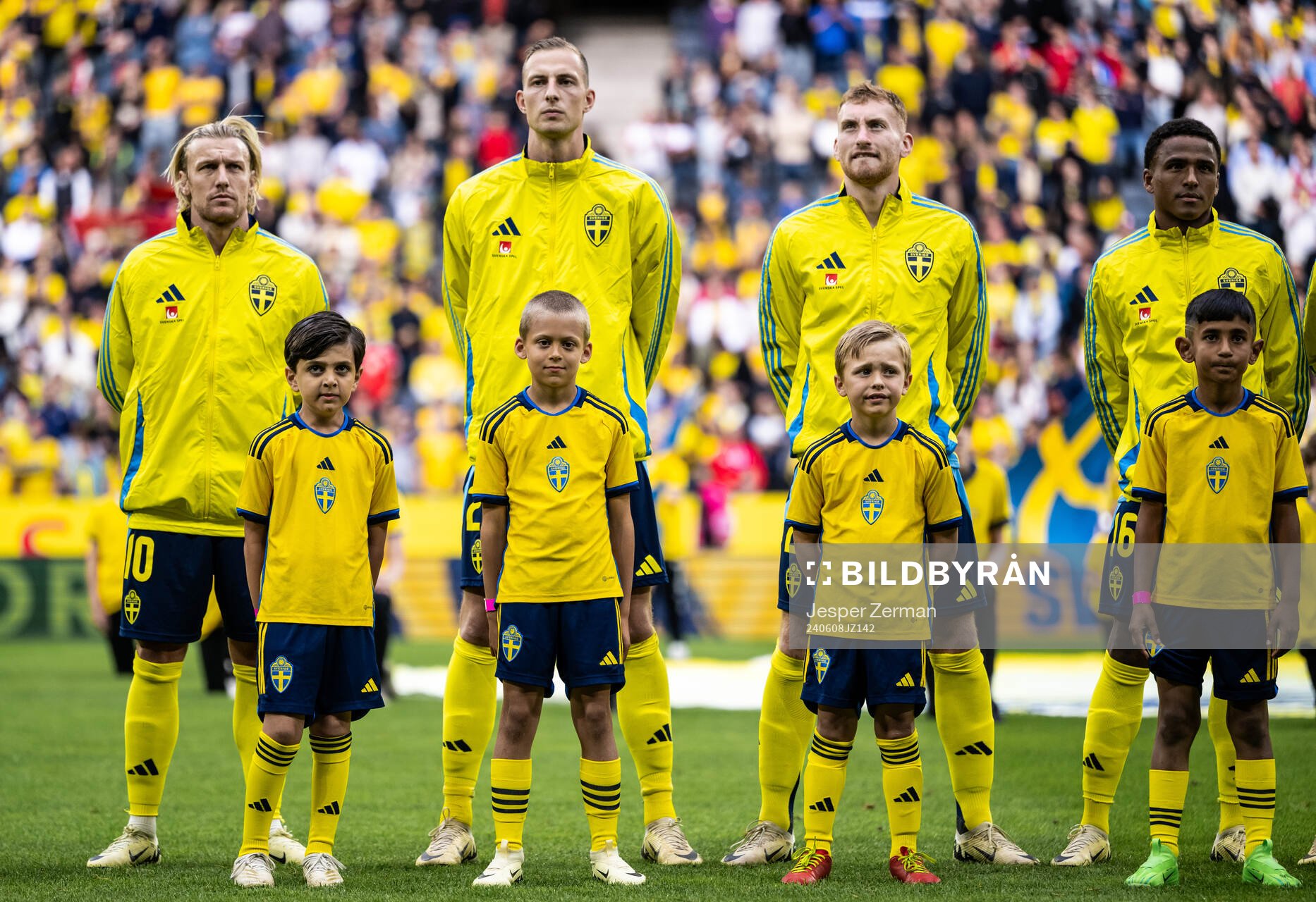Players of Sweden and mascots