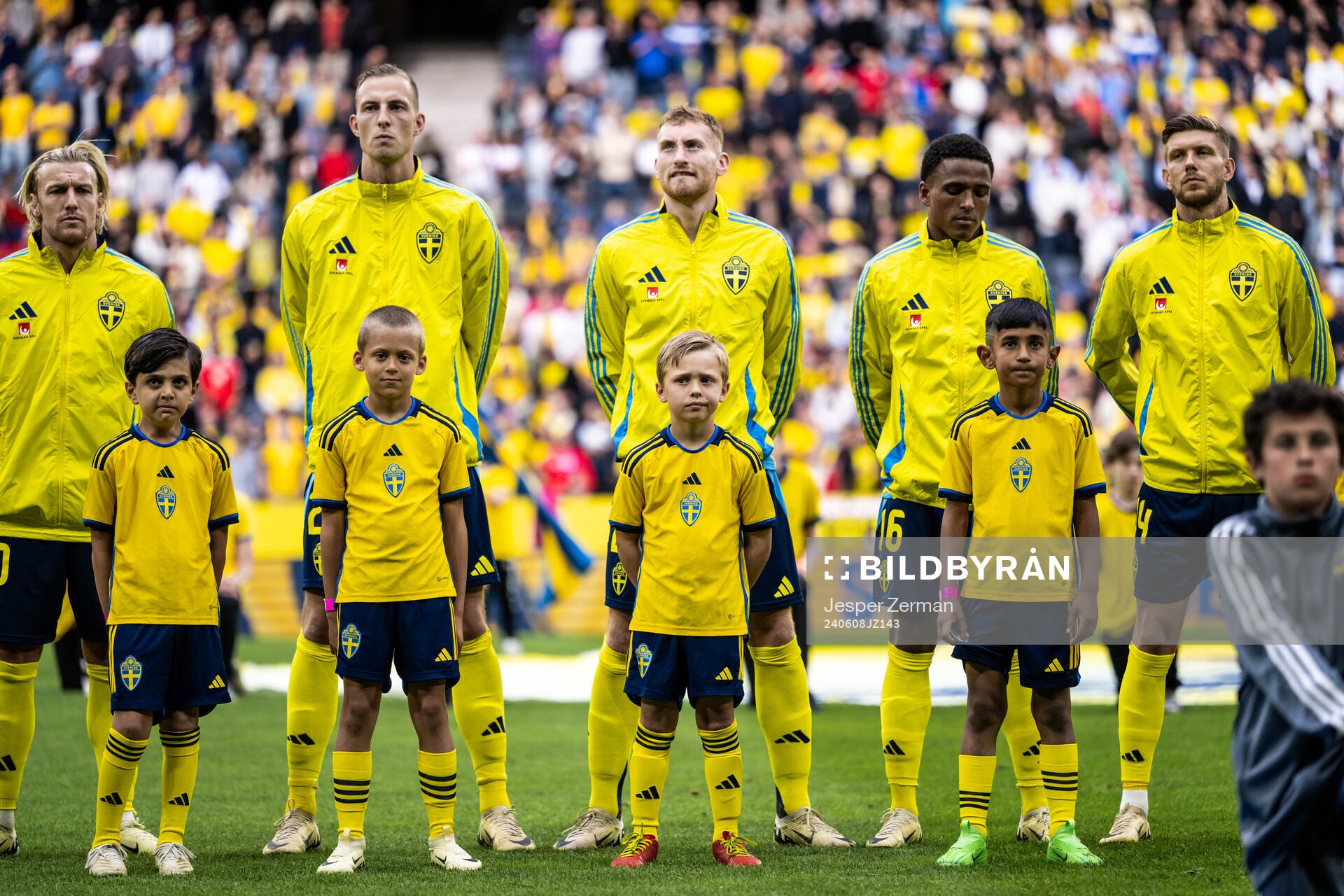 Players of Sweden and mascots