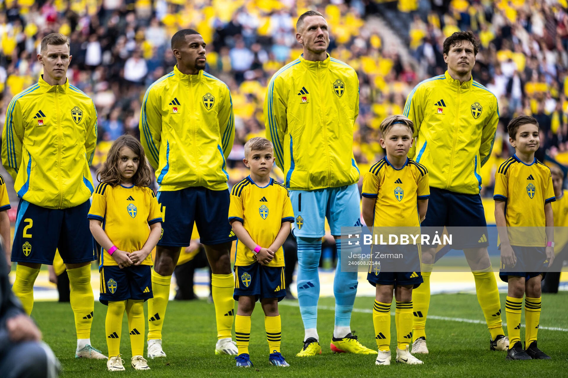 Players of Sweden and mascots
