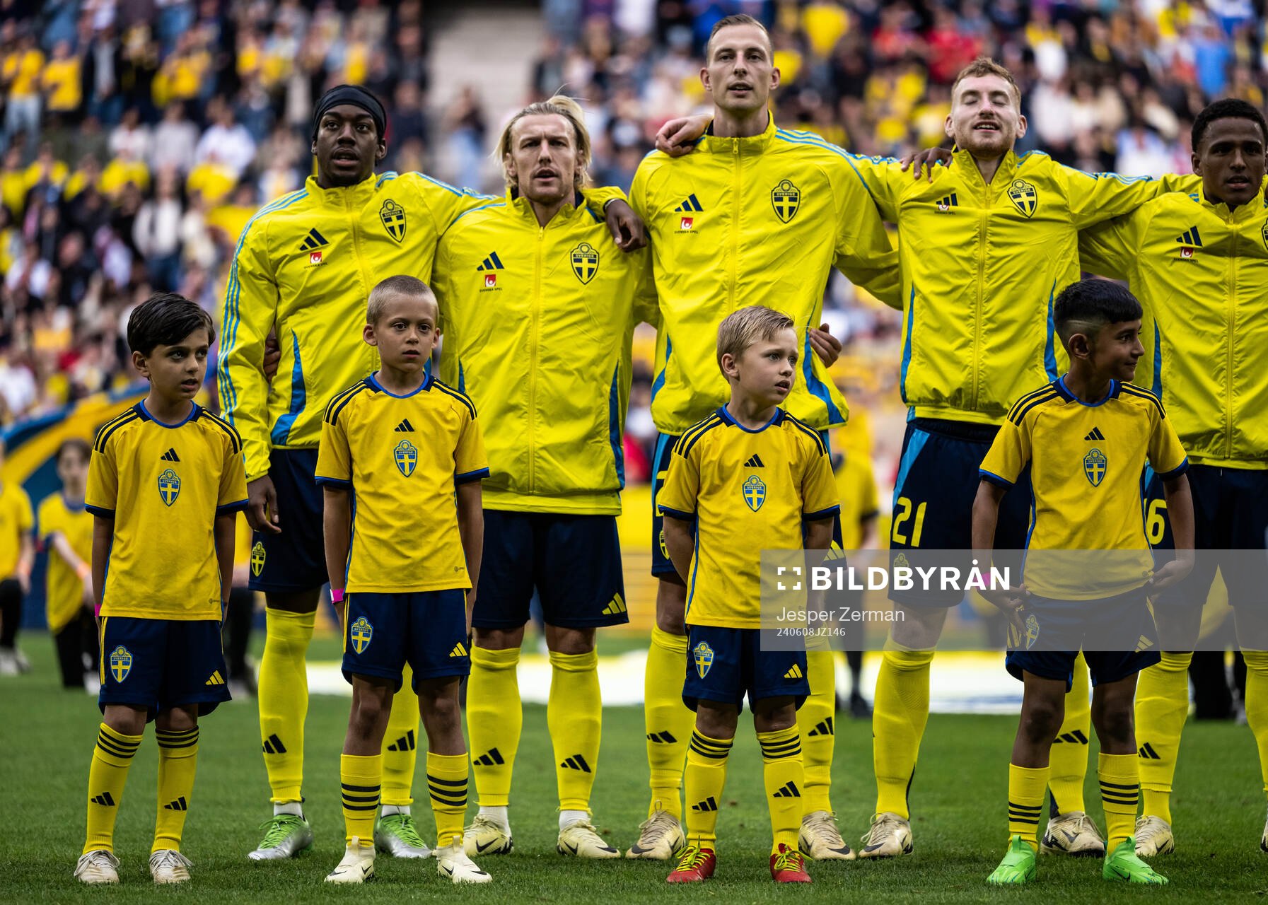 Players of Sweden and mascots