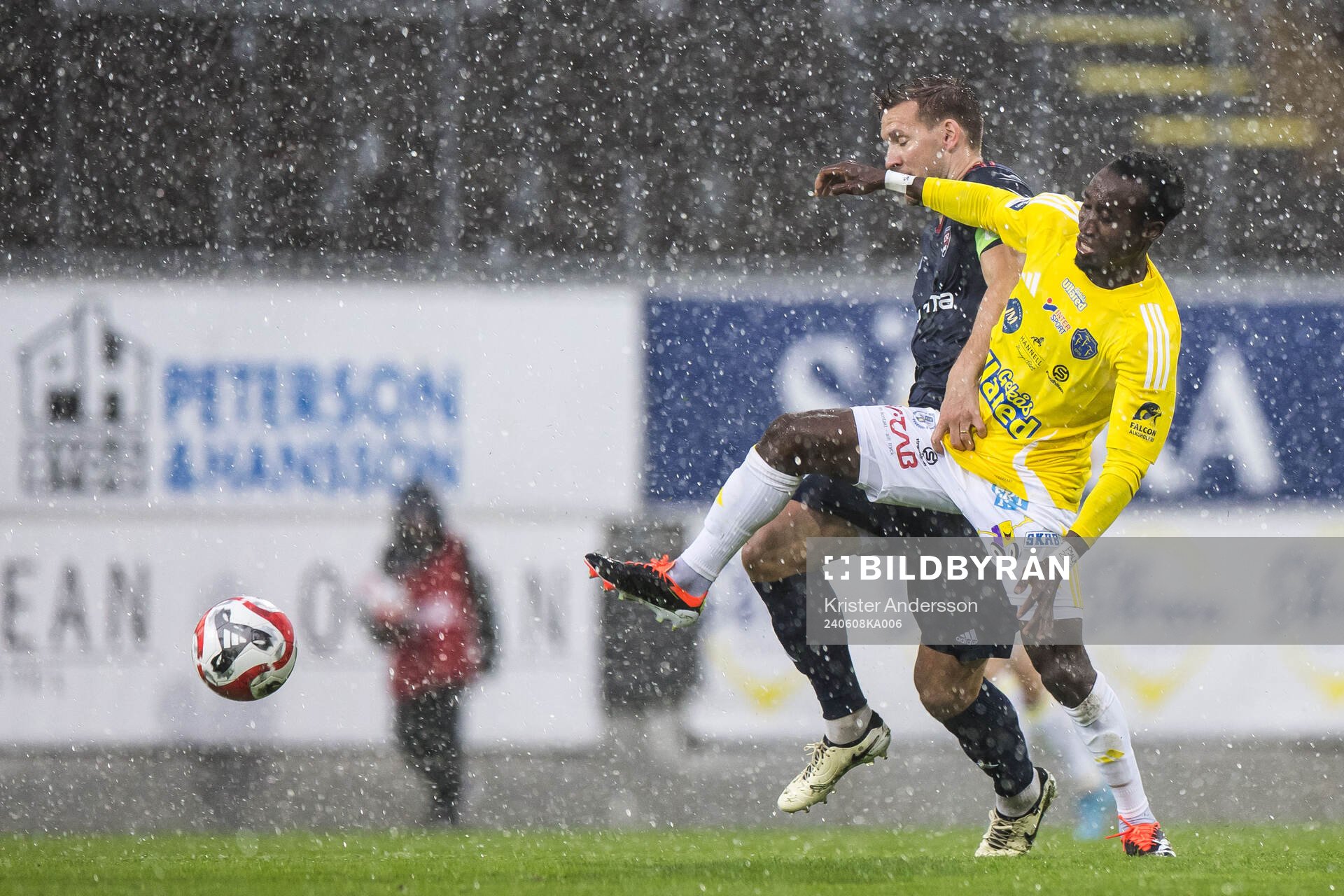 Rosengårds Emil Grimbe och Falkenbergs Wanbe Godwin Aguda under fotbollsmatchen i Ettan södra mellan Falkenberg och FC Rosengård den 8 juni 2024 i Falkenberg.