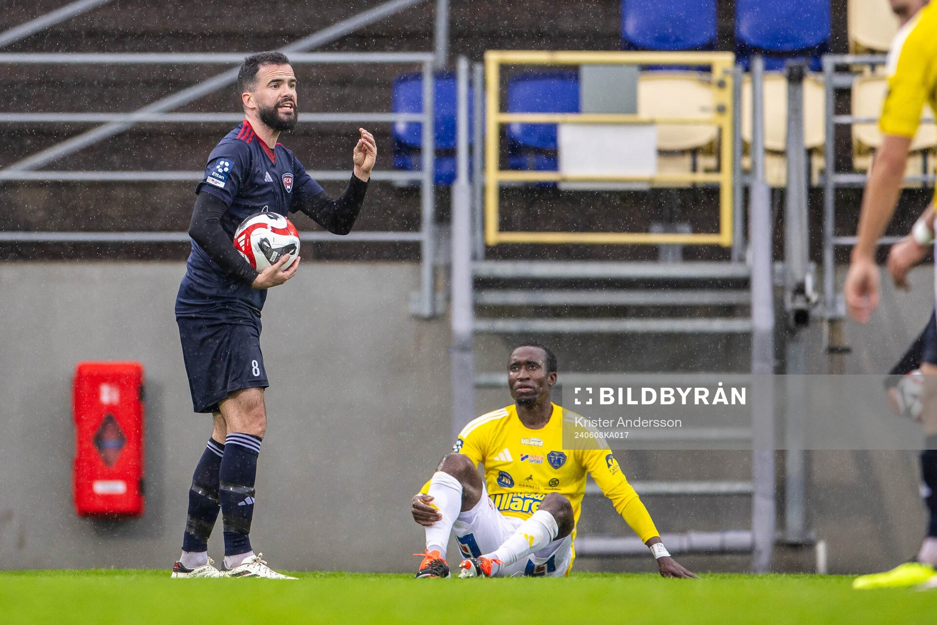 Rosengårds Granit Stagova reagerar under fotbollsmatchen i Ettan södra mellan Falkenberg och FC Rosengård den 8 juni 2024 i Falkenberg.