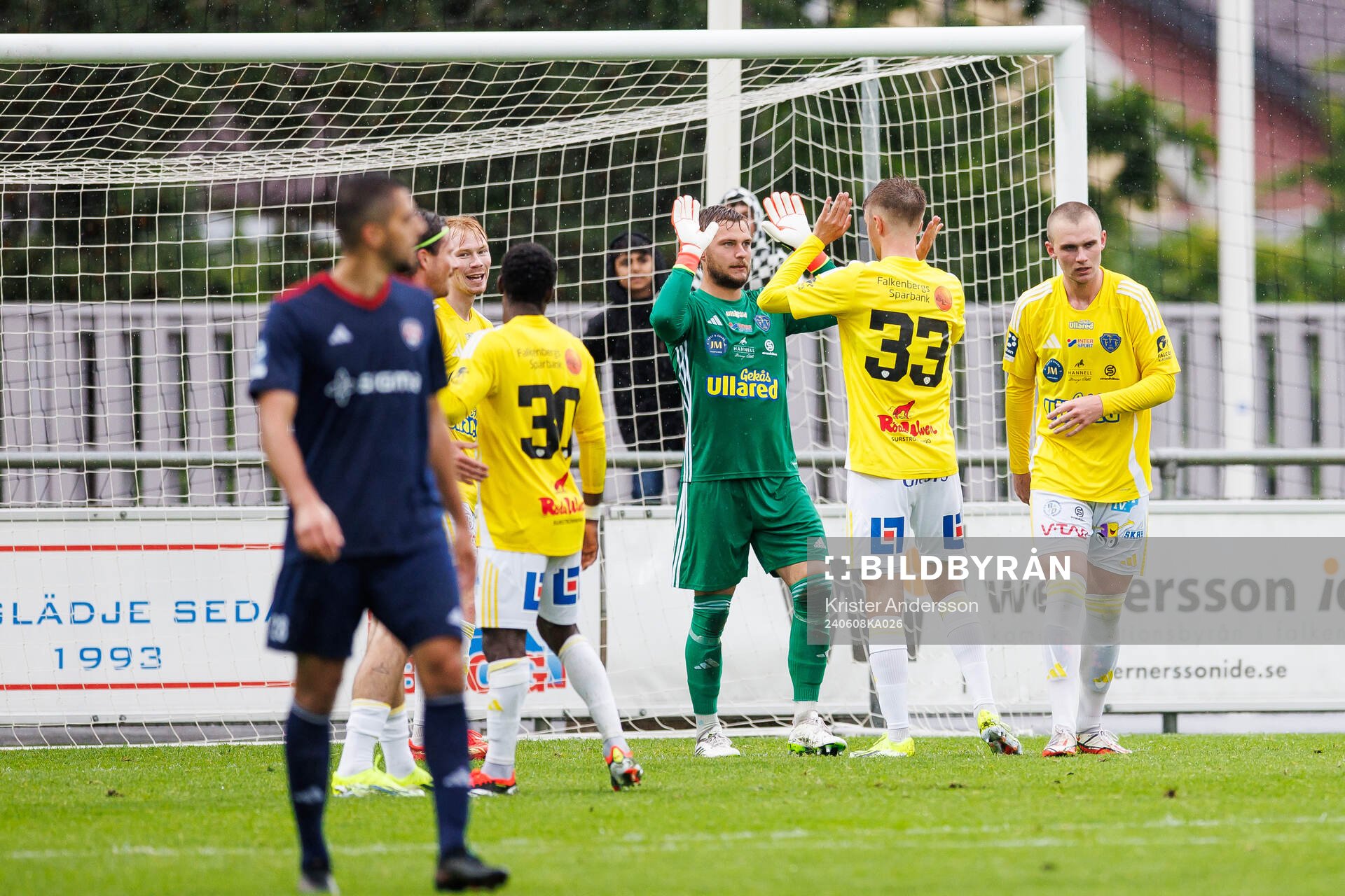 Falkenbergs målvakt Anton Andersson jublar