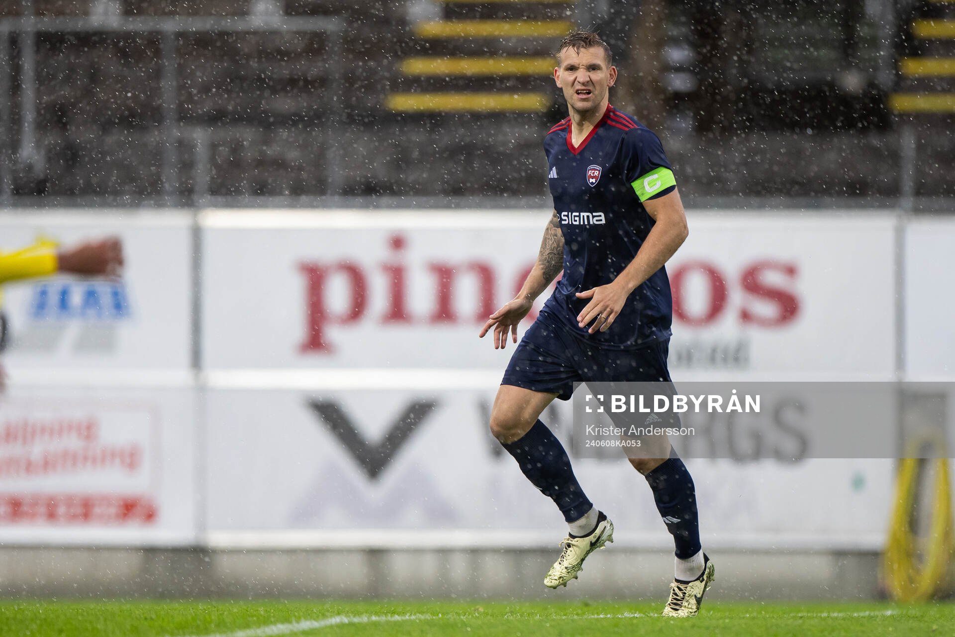 Rosengårds Emil Grimbe under fotbollsmatchen i Ettan södra mellan Falkenberg och FC Rosengård den 8 juni 2024 i Falkenberg.