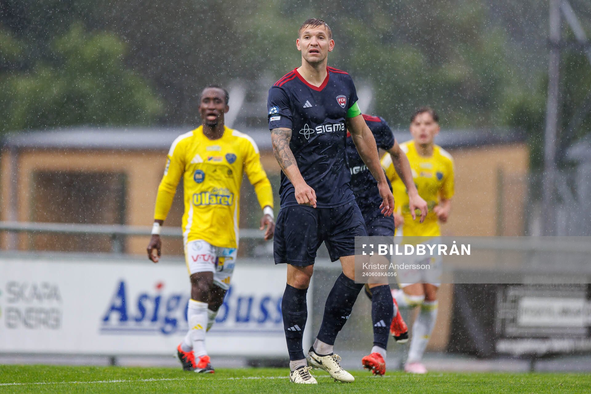 Rosengårds Emil Grimbe under fotbollsmatchen i Ettan södra mellan Falkenberg och FC Rosengård den 8 juni 2024 i Falkenberg.