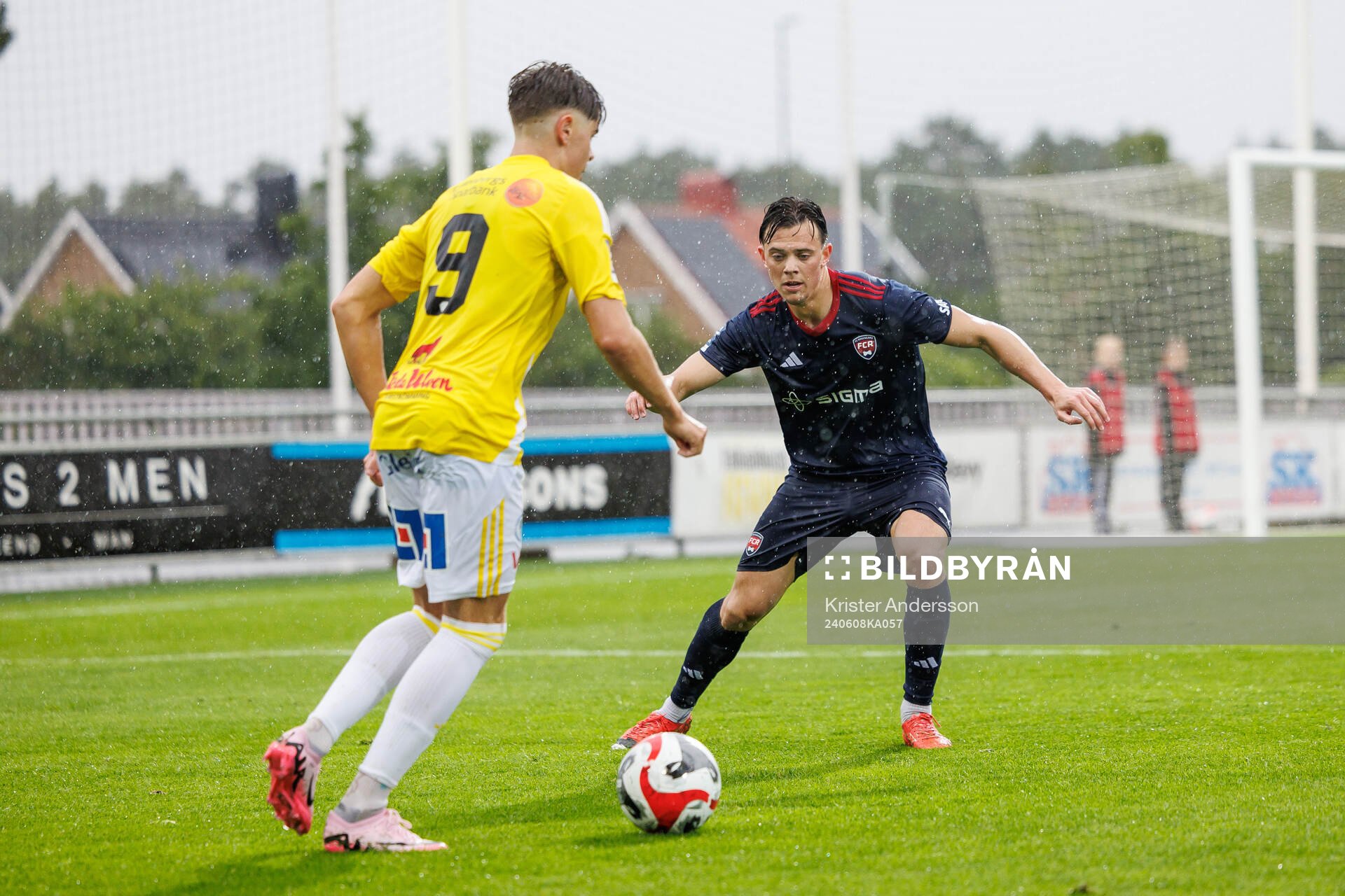 Rosengårds Emil Johansson under fotbollsmatchen i Ettan södra mellan Falkenberg och FC Rosengård den 8 juni 2024 i Falkenberg.