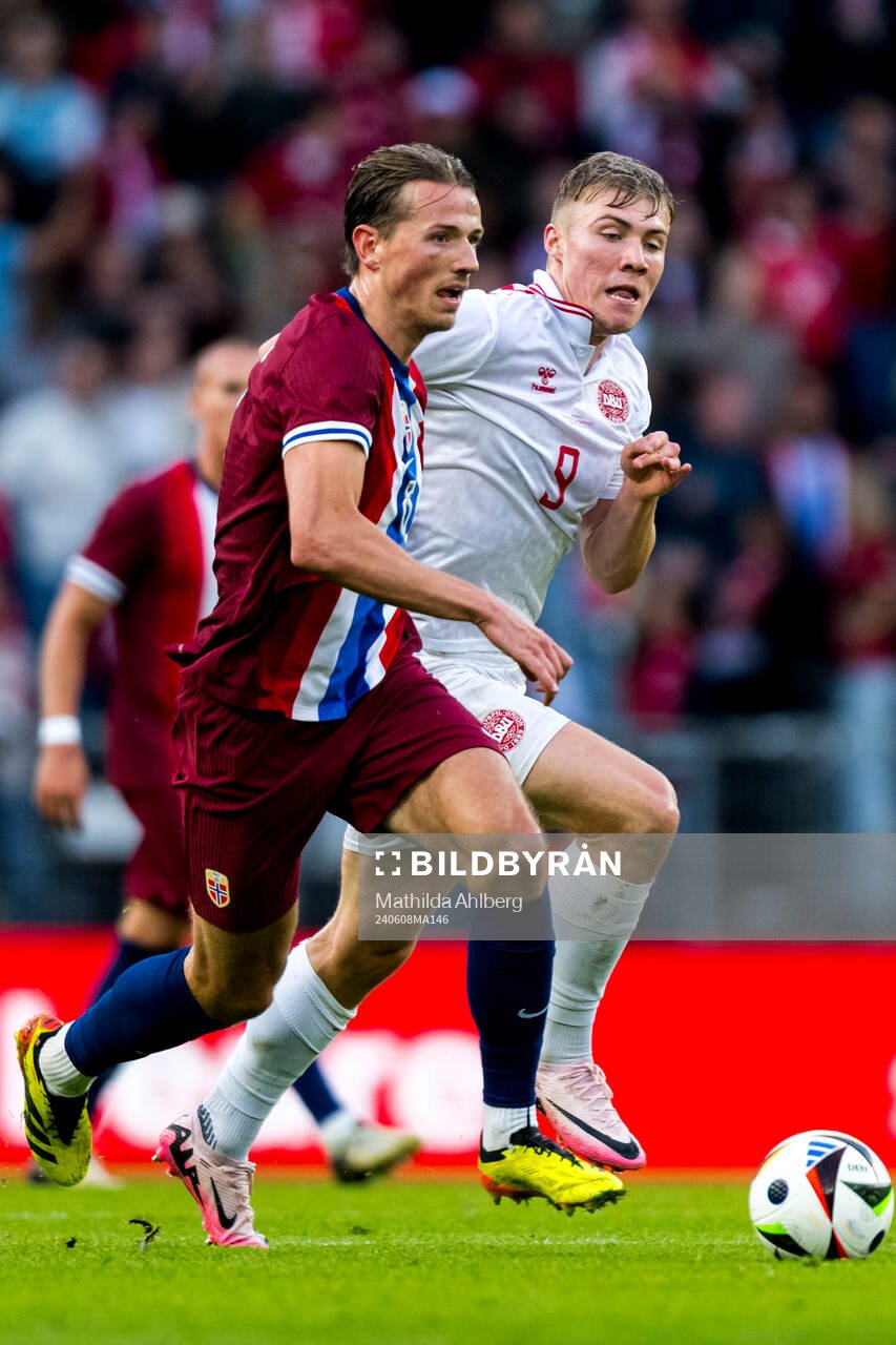 Sander Berge of Norway and Rasmus Højlund of Denmark