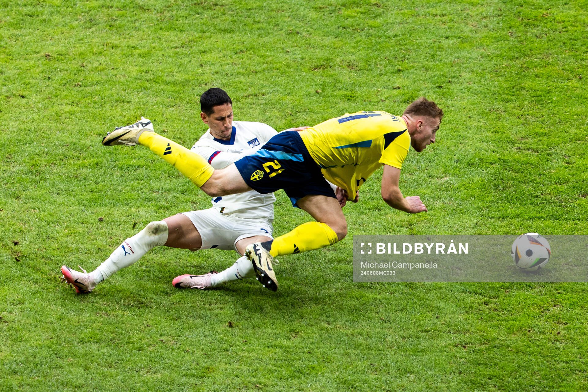 Sasa Lukic of Serbia and Dejan Kulusevski of Sweden