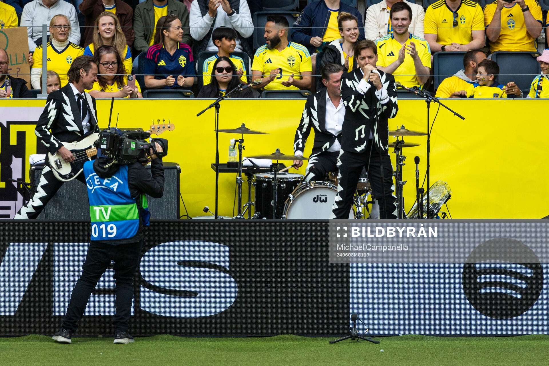 The Hives perform