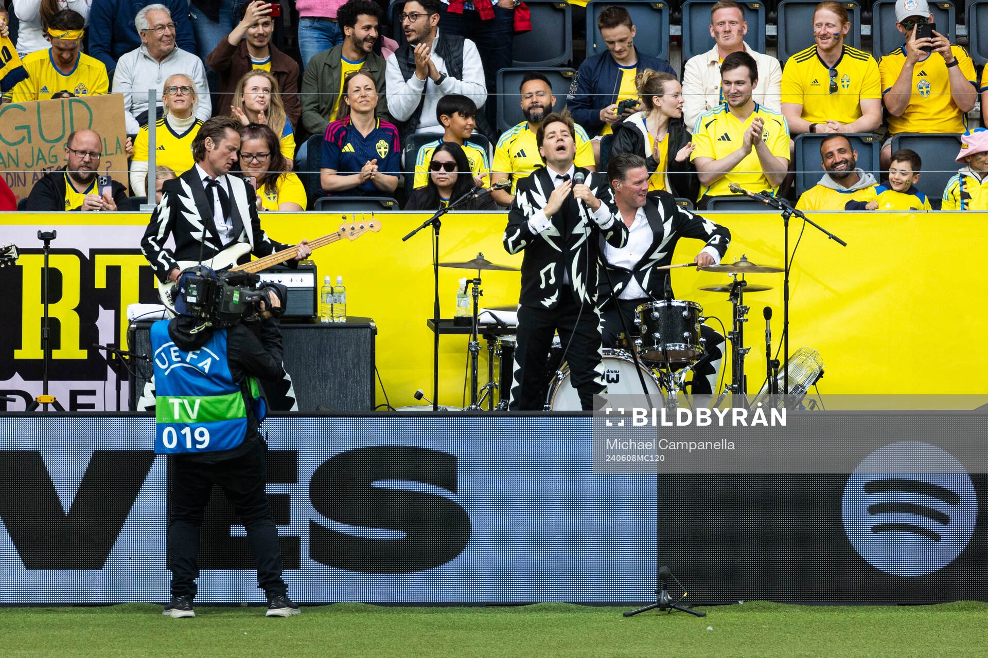 The Hives perform