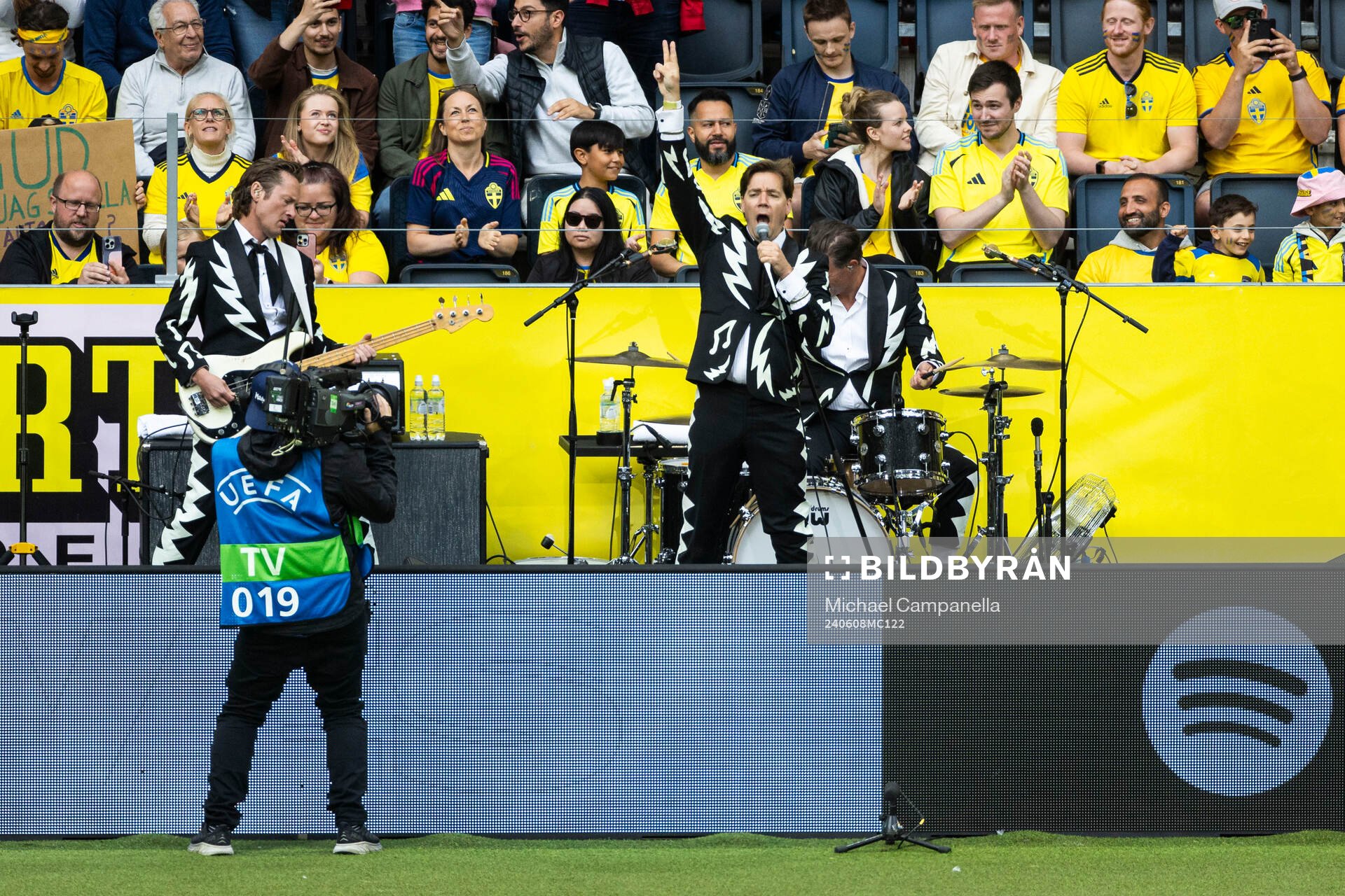 The Hives perform