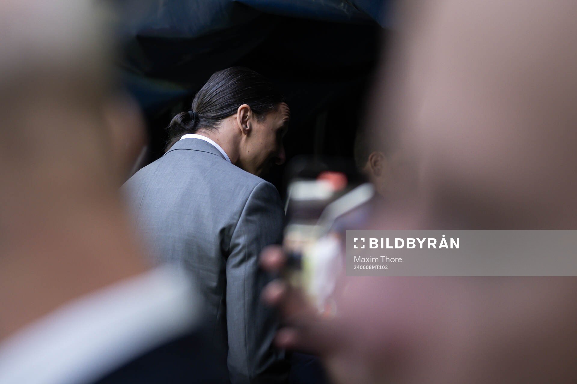 Zlatan Ibrahimović leaves a ceremony to honor his career