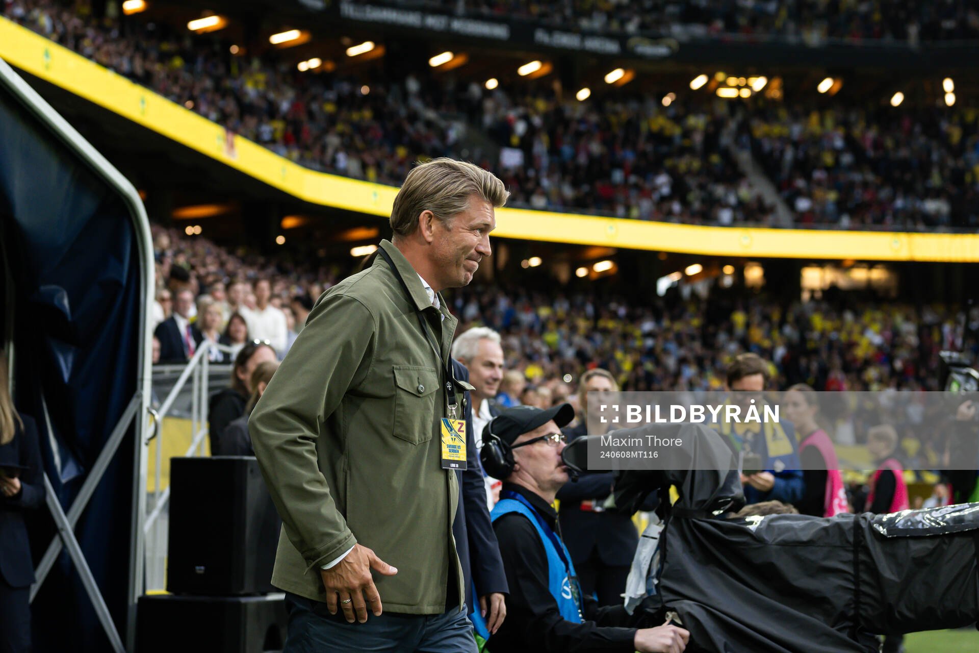Marcus Allbäck enters the pitch at a ceremony to honor the