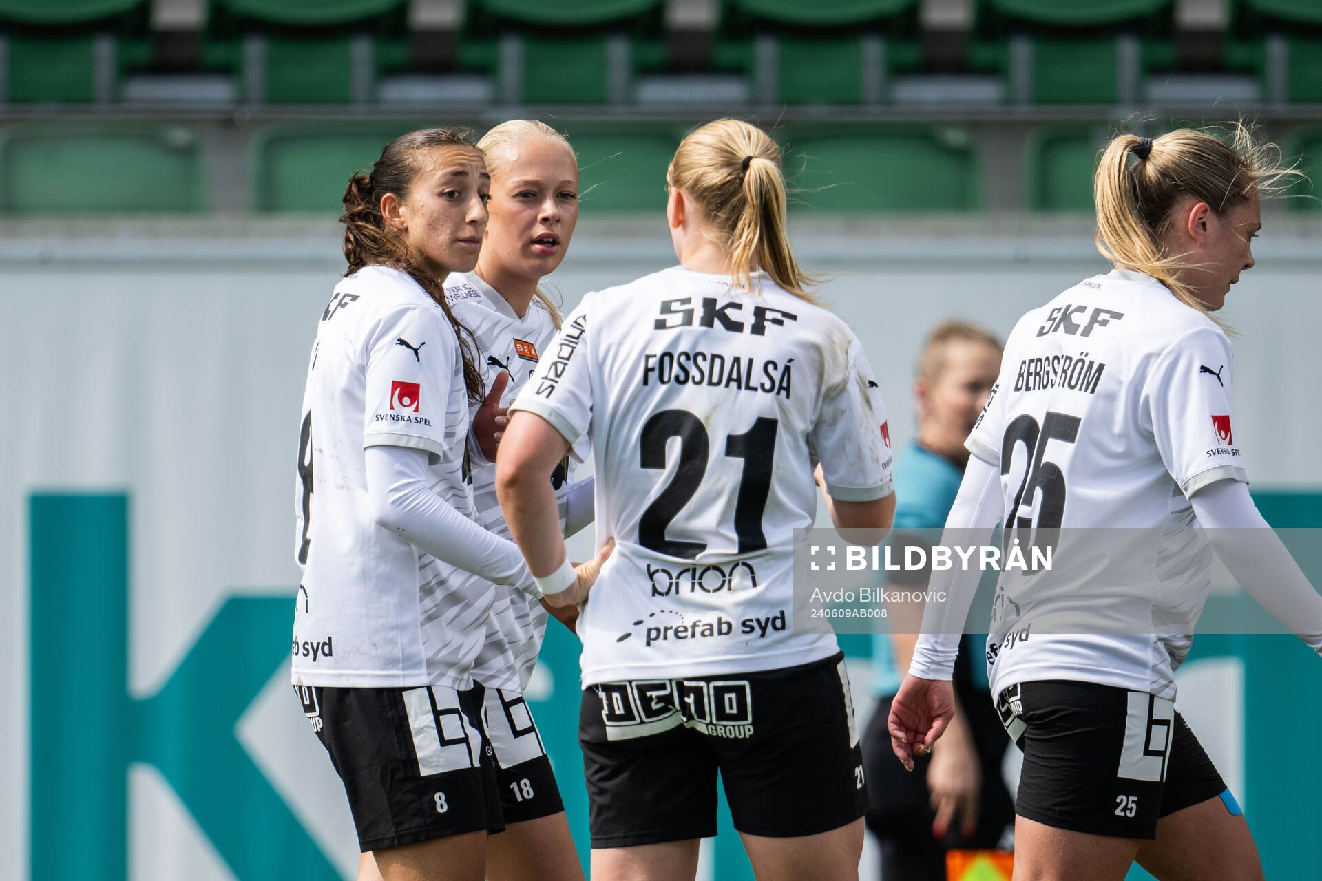 Häckens Rusul Rosa Kafaji jublar med Lisa Löwing och Johanna Fossdalsá Sørensen efter 0-1 under fotbollsmatchen i Damallsvenskan mellan Kristianstad och Häcken den 9 juni 2024 i Kristianstad.