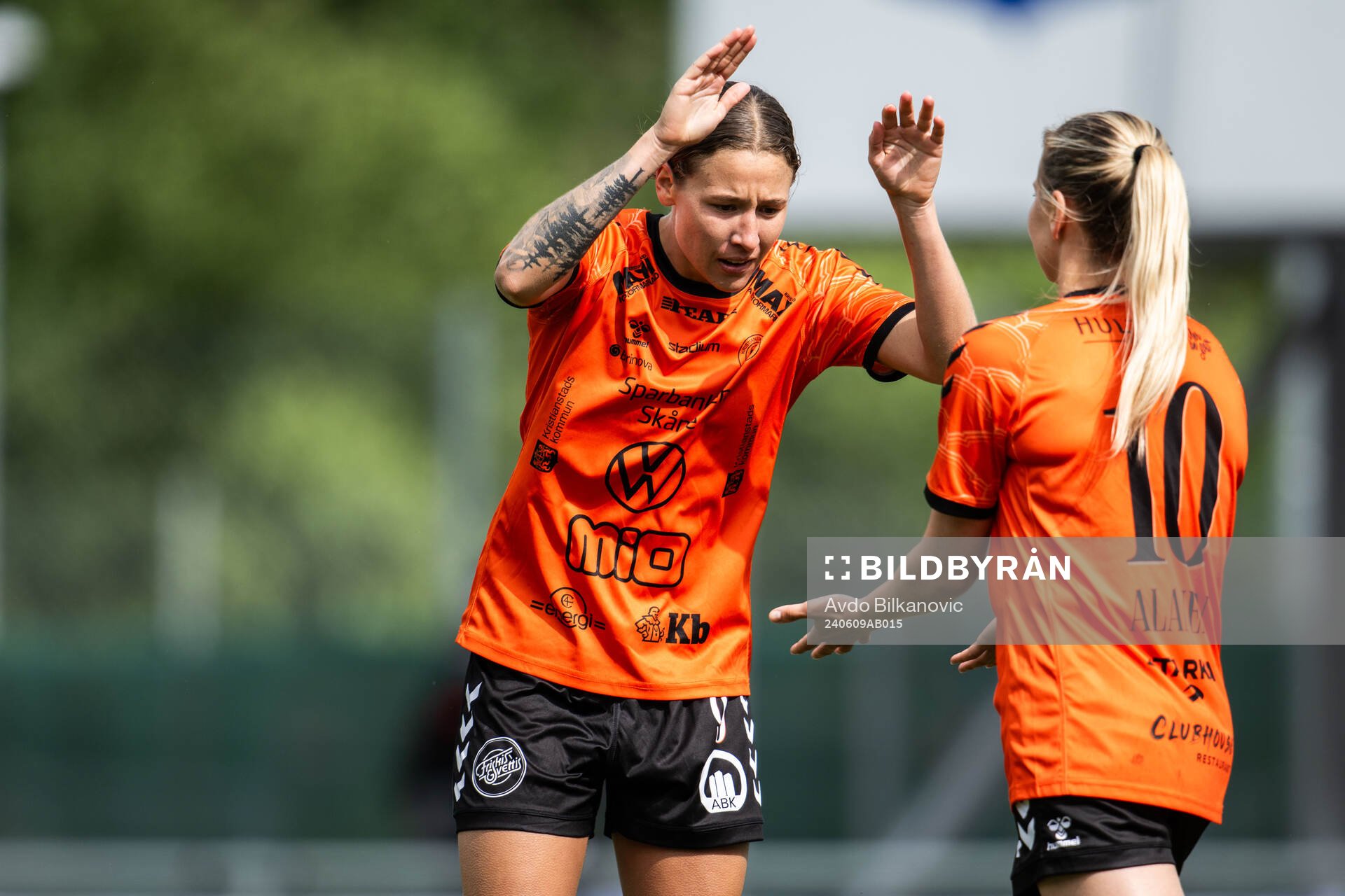Kristianstads Tabitha Michelle Tindell jublar med Emmi Alanen efter 1-1 under fotbollsmatchen i Damallsvenskan mellan Kristianstad och Häcken den 9 juni 2024 i Kristianstad.