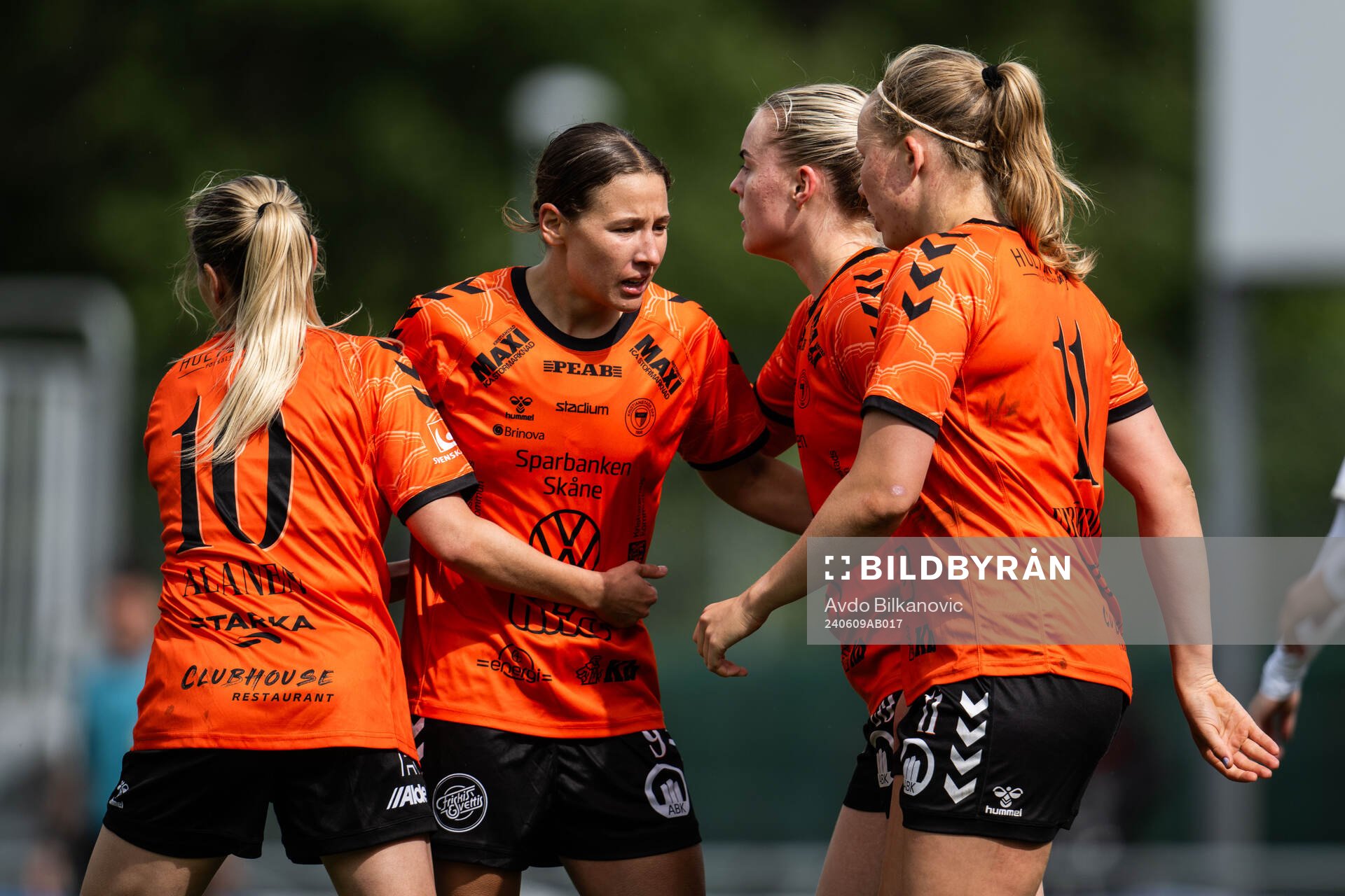 Kristianstads Tabitha Michelle Tindell jublar med Emmi