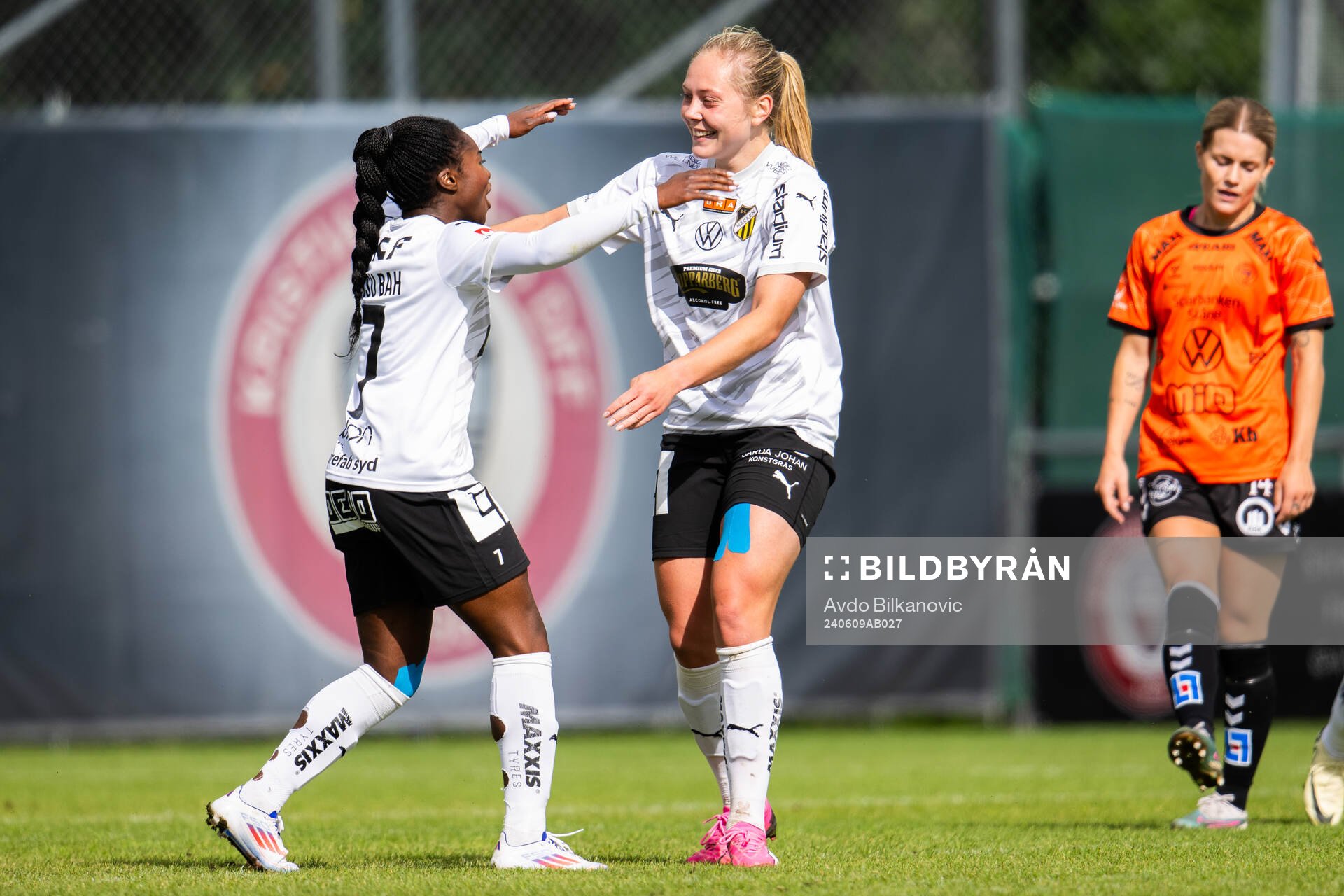 Häckens Alice Bergström och Monica Jusu Bah jublar